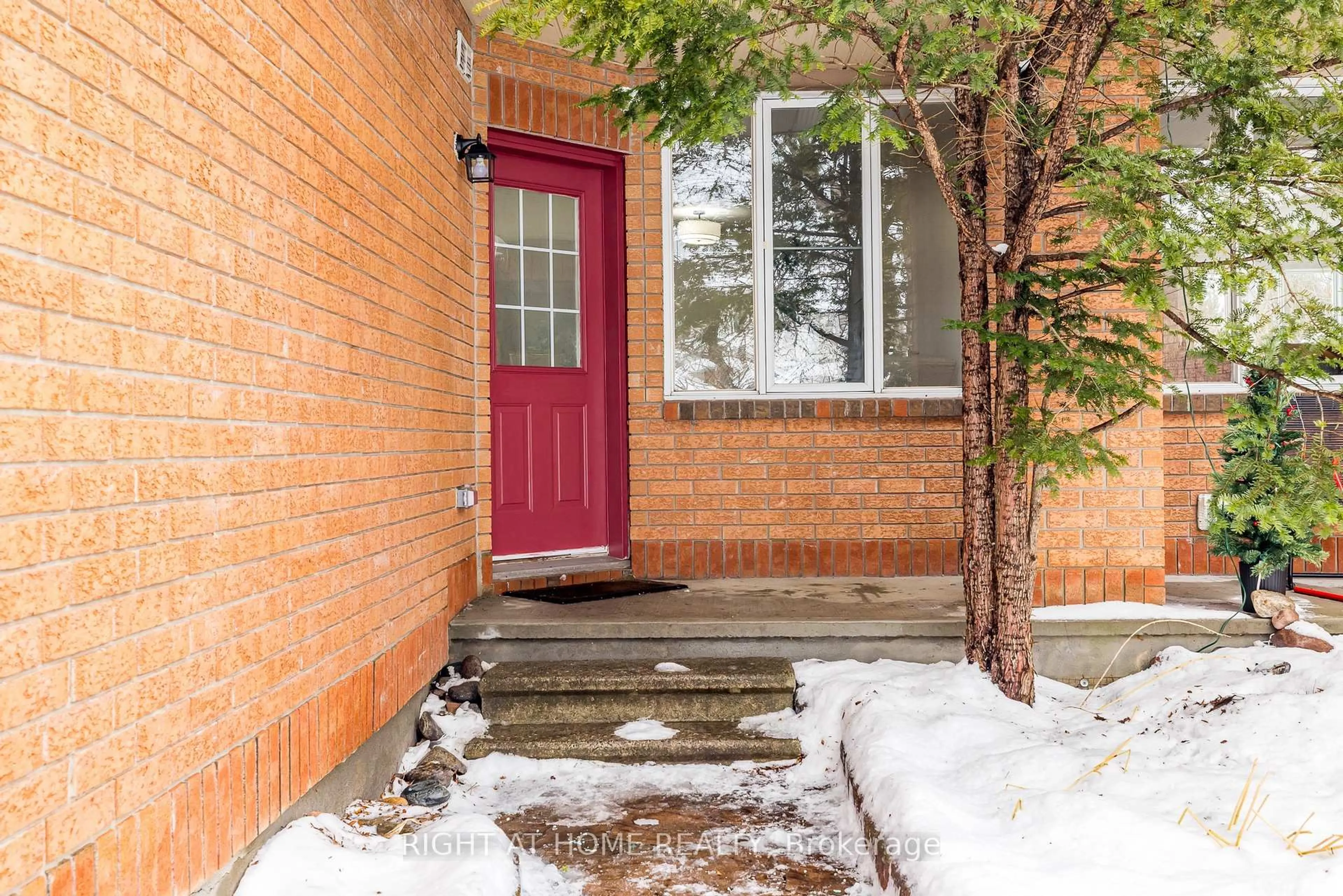 Indoor entryway for 117 Kincardine Dr, Ottawa Ontario K2V 1B1