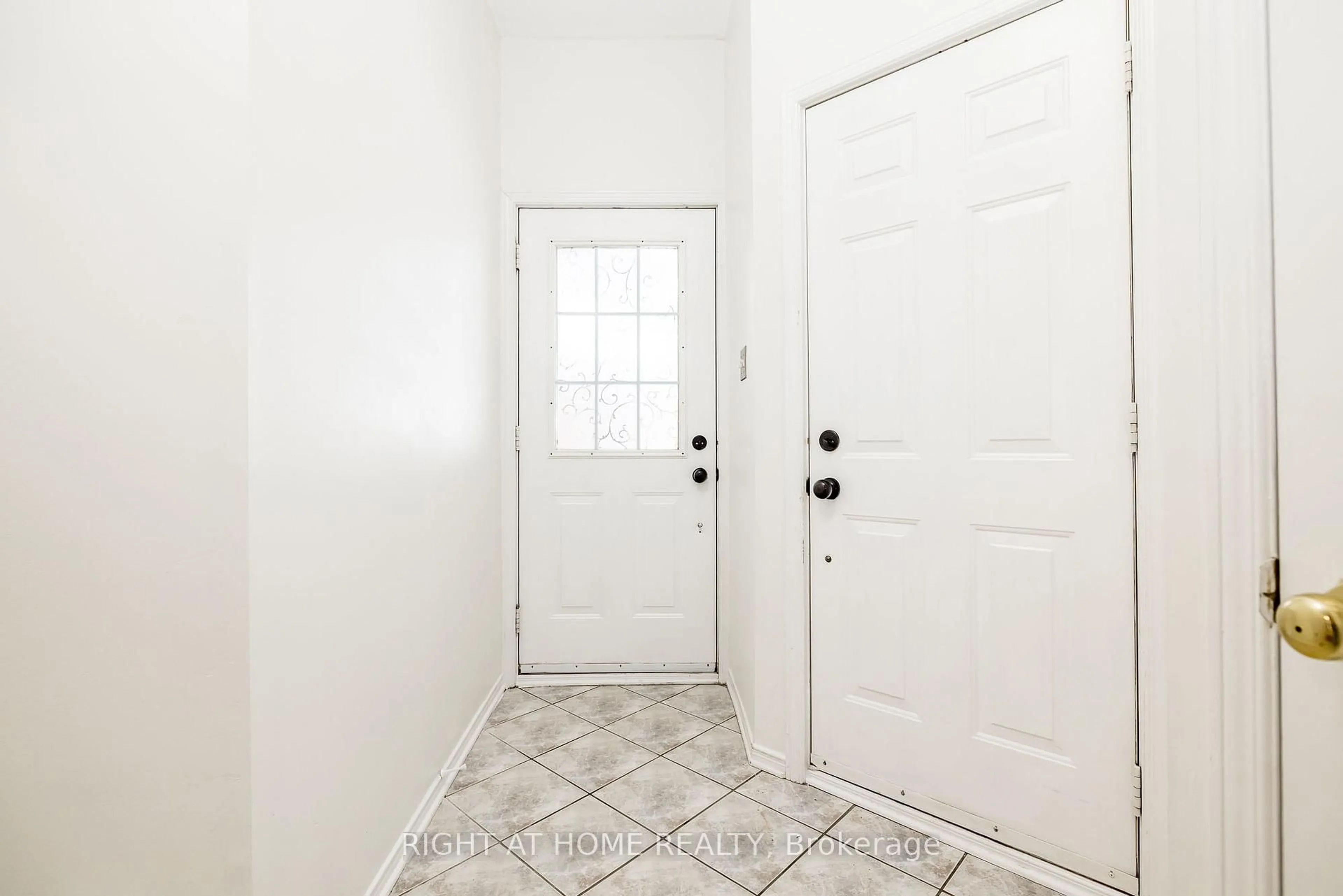 Indoor entryway for 117 Kincardine Dr, Ottawa Ontario K2V 1B1