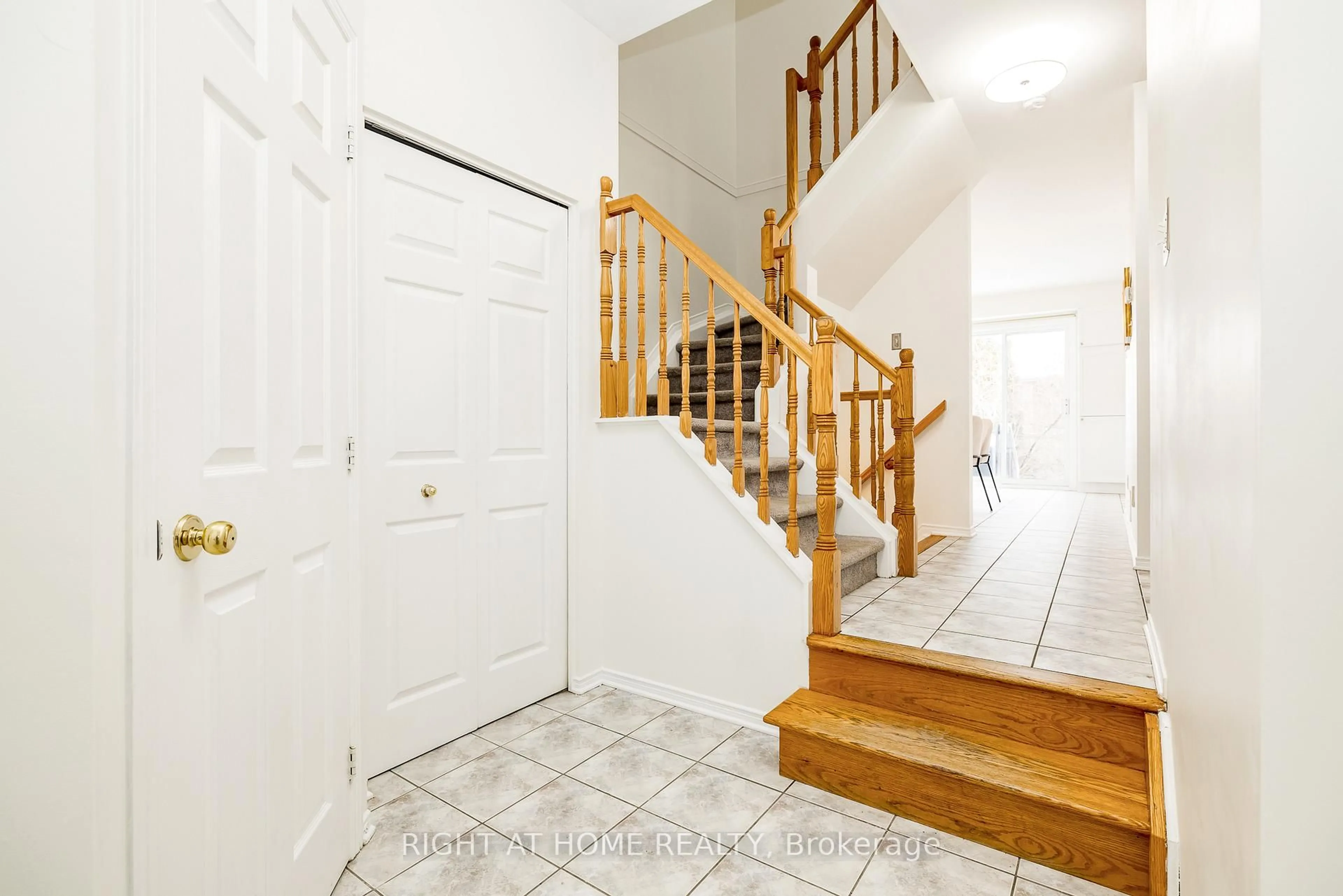 Indoor entryway for 117 Kincardine Dr, Ottawa Ontario K2V 1B1