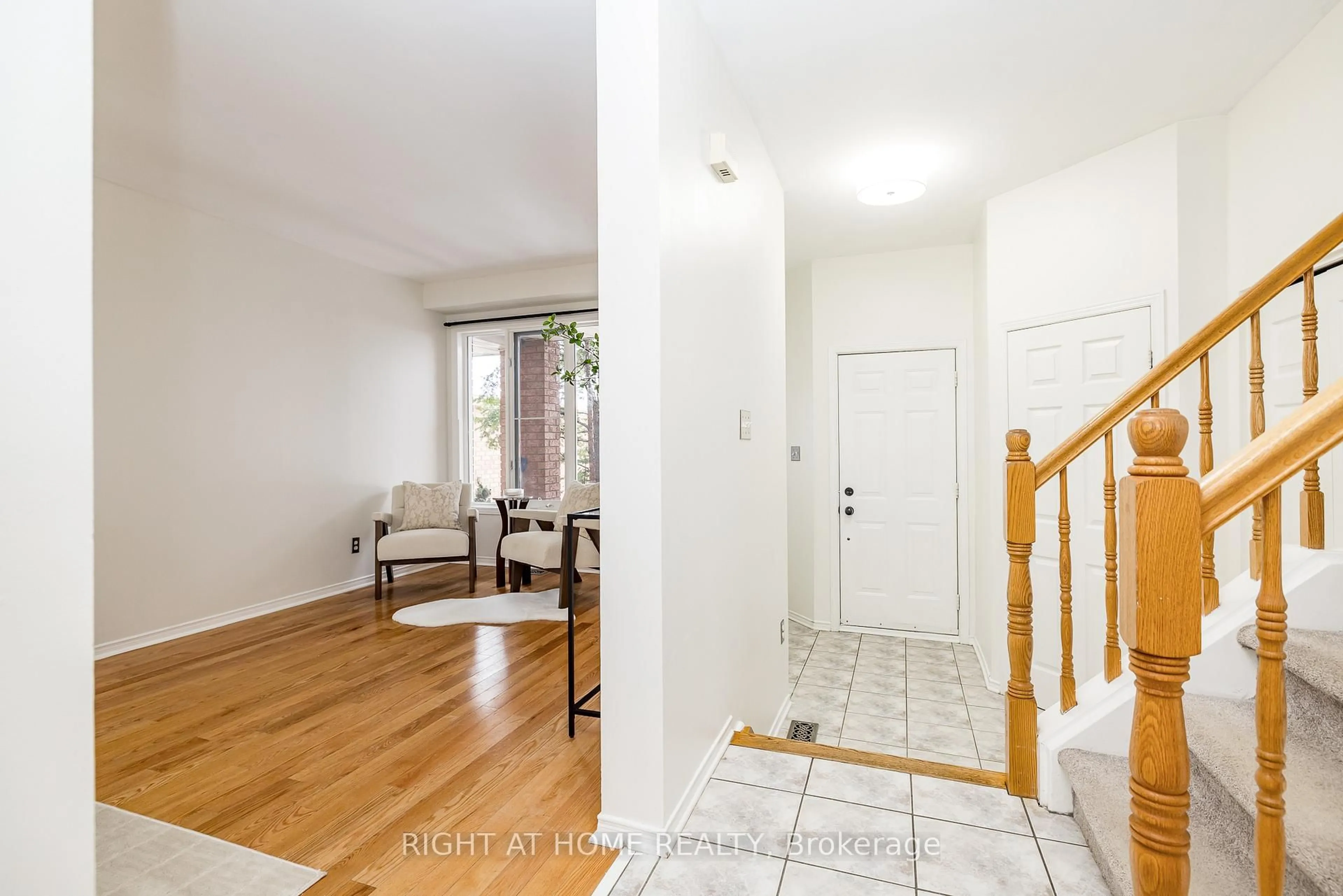 Indoor foyer for 117 Kincardine Dr, Ottawa Ontario K2V 1B1