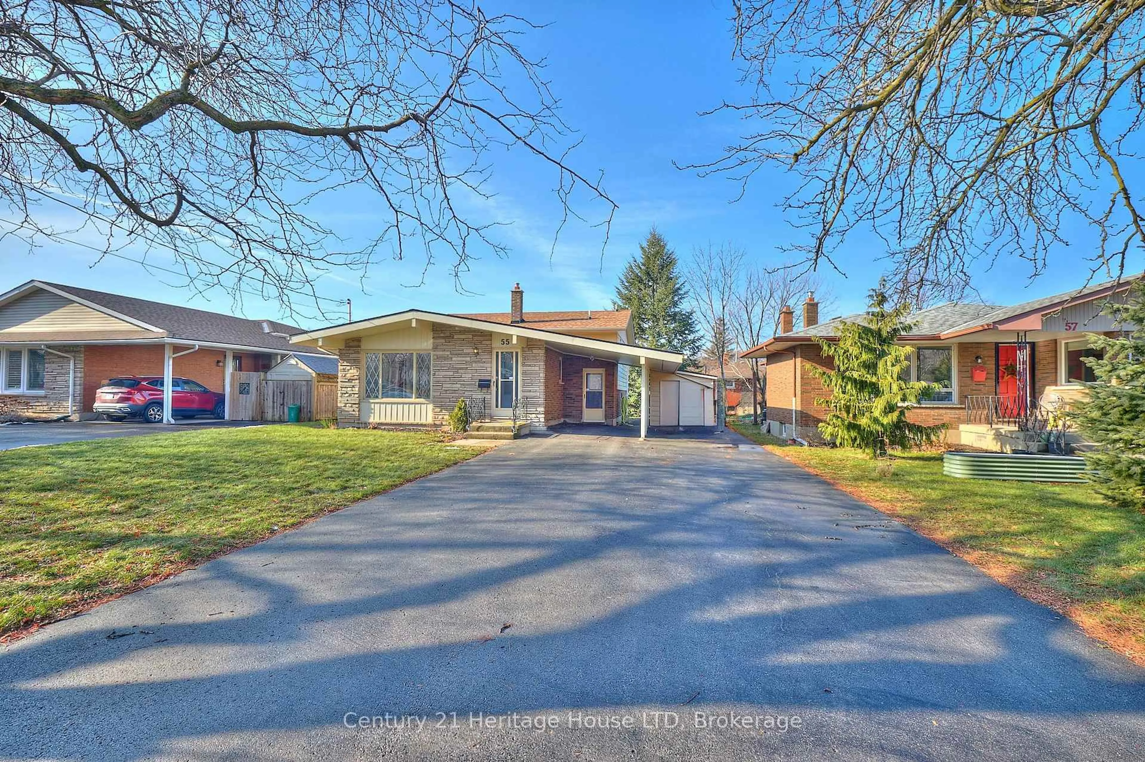 A pic from outside/outdoor area/front of a property/back of a property/a pic from drone, street for 55 Windward St, St. Catharines Ontario L2M 4B9