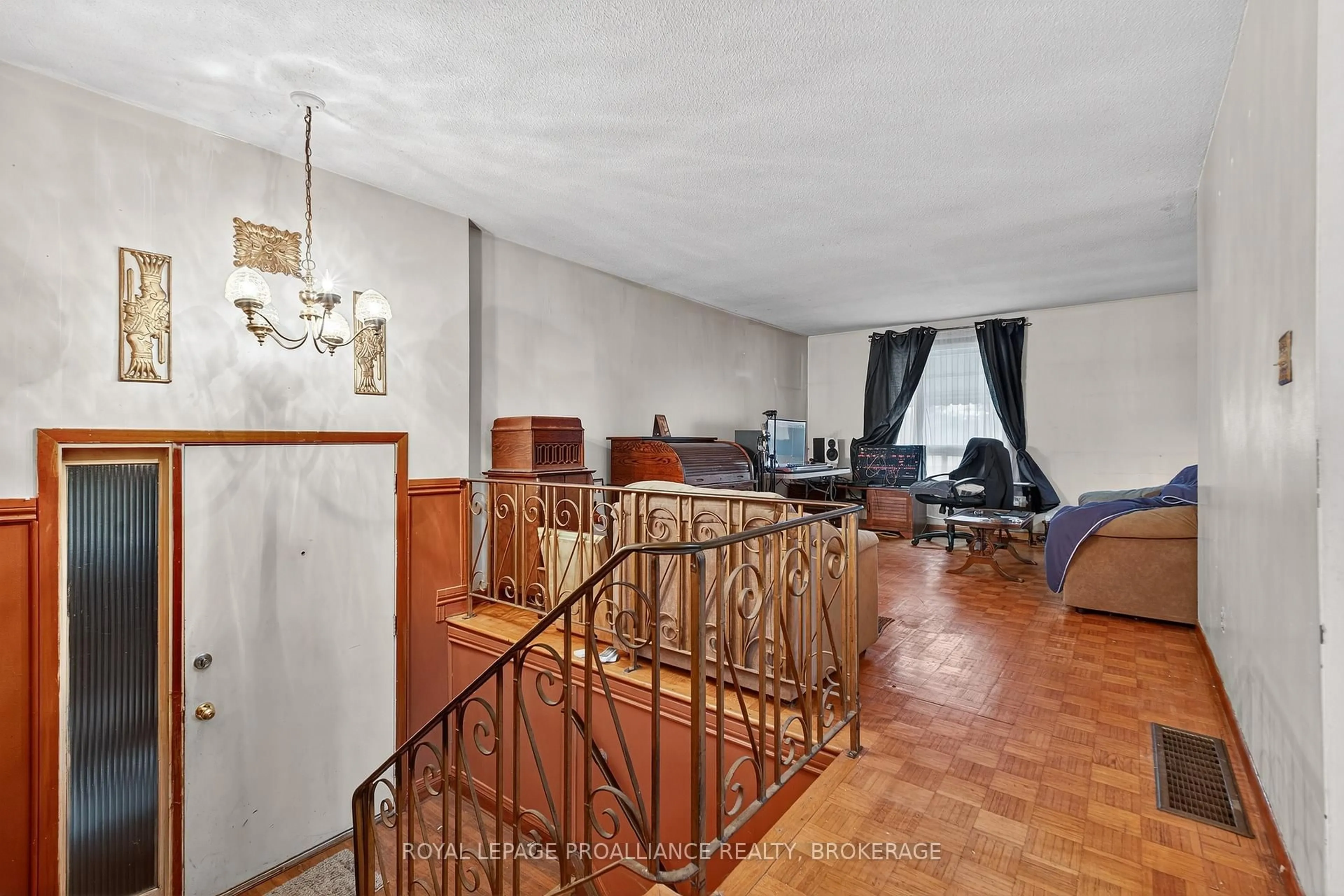 Indoor foyer for 798 Arundel Pl, Kingston Ontario K7M 6T1