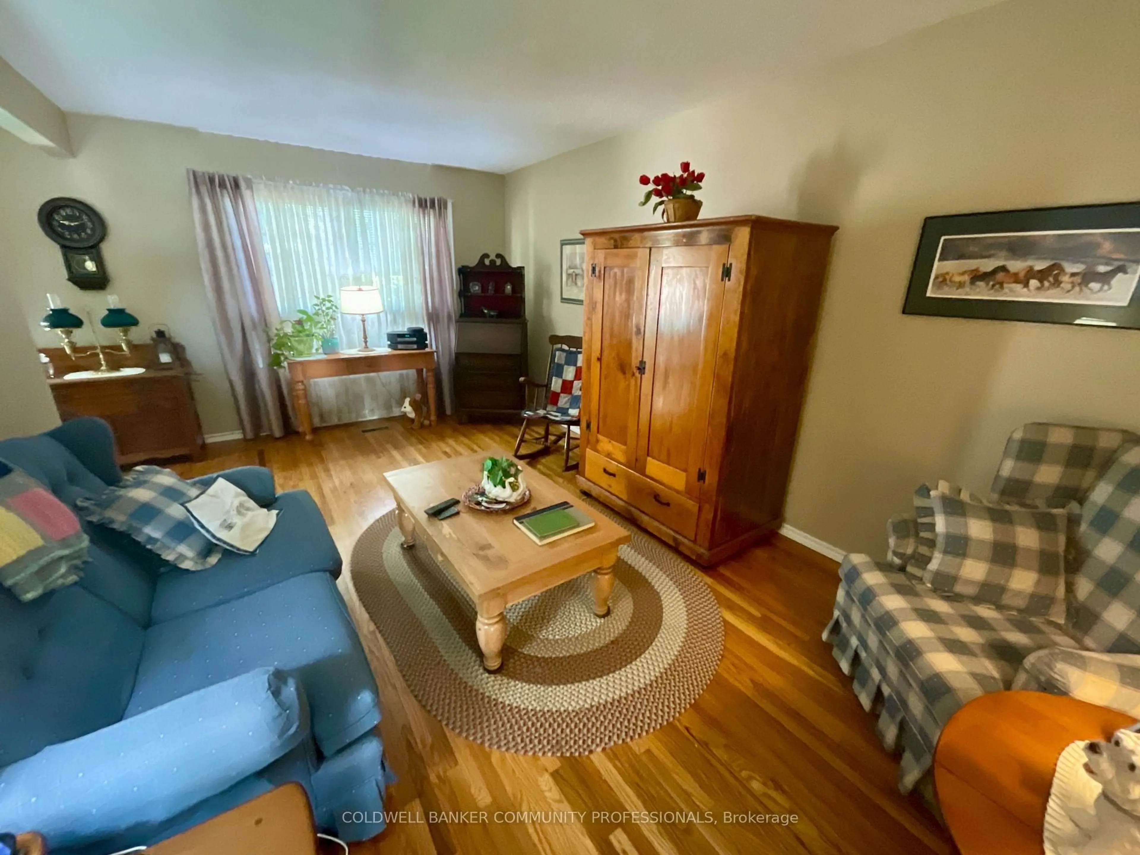 Living room with furniture, unknown for 4 Rosanne Cres, Hamilton Ontario L8T 2T7