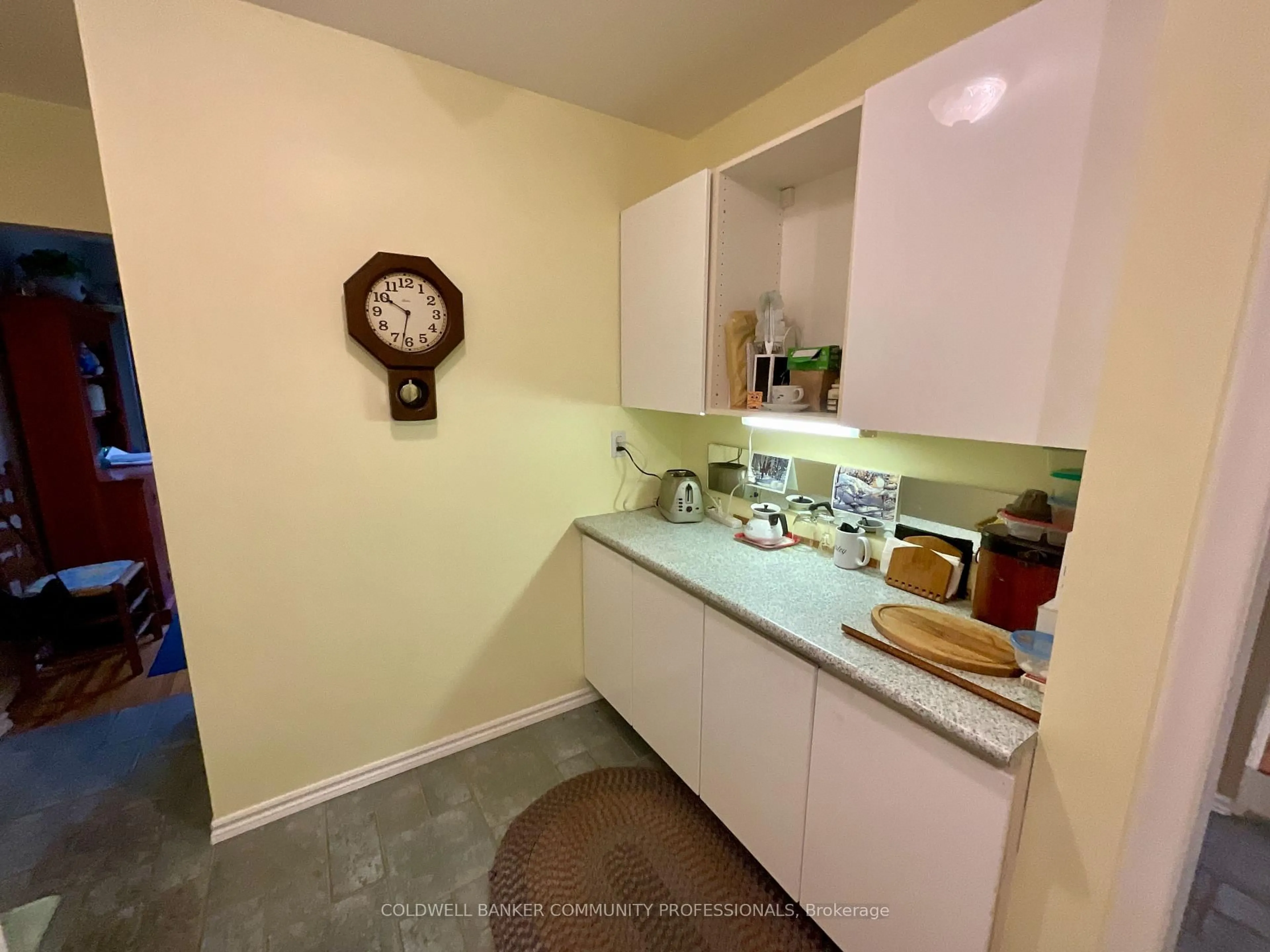 Standard kitchen, unknown for 4 Rosanne Cres, Hamilton Ontario L8T 2T7