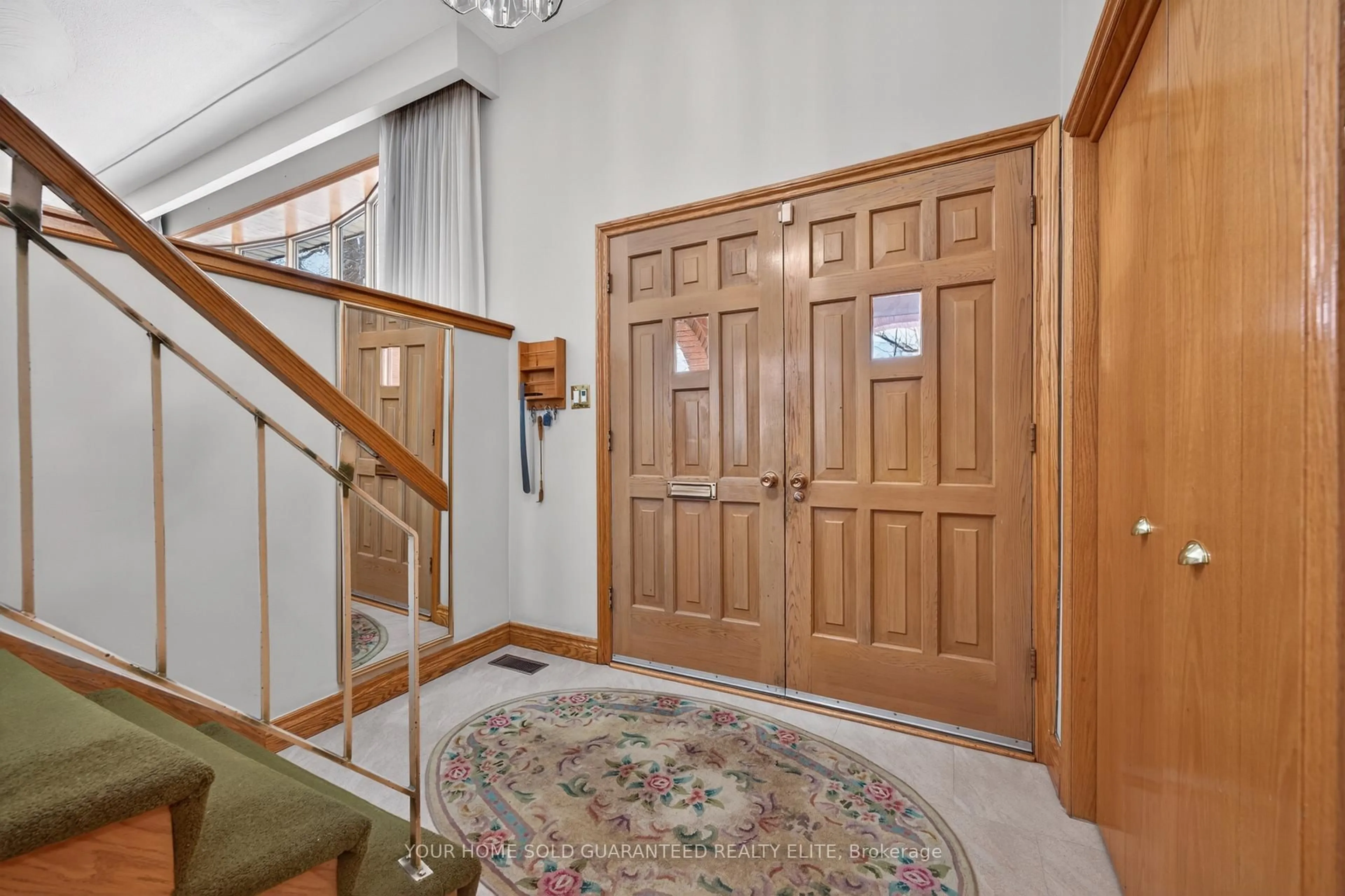 Indoor foyer for 77 Upper Paradise Rd, Hamilton Ontario L9C 5B6