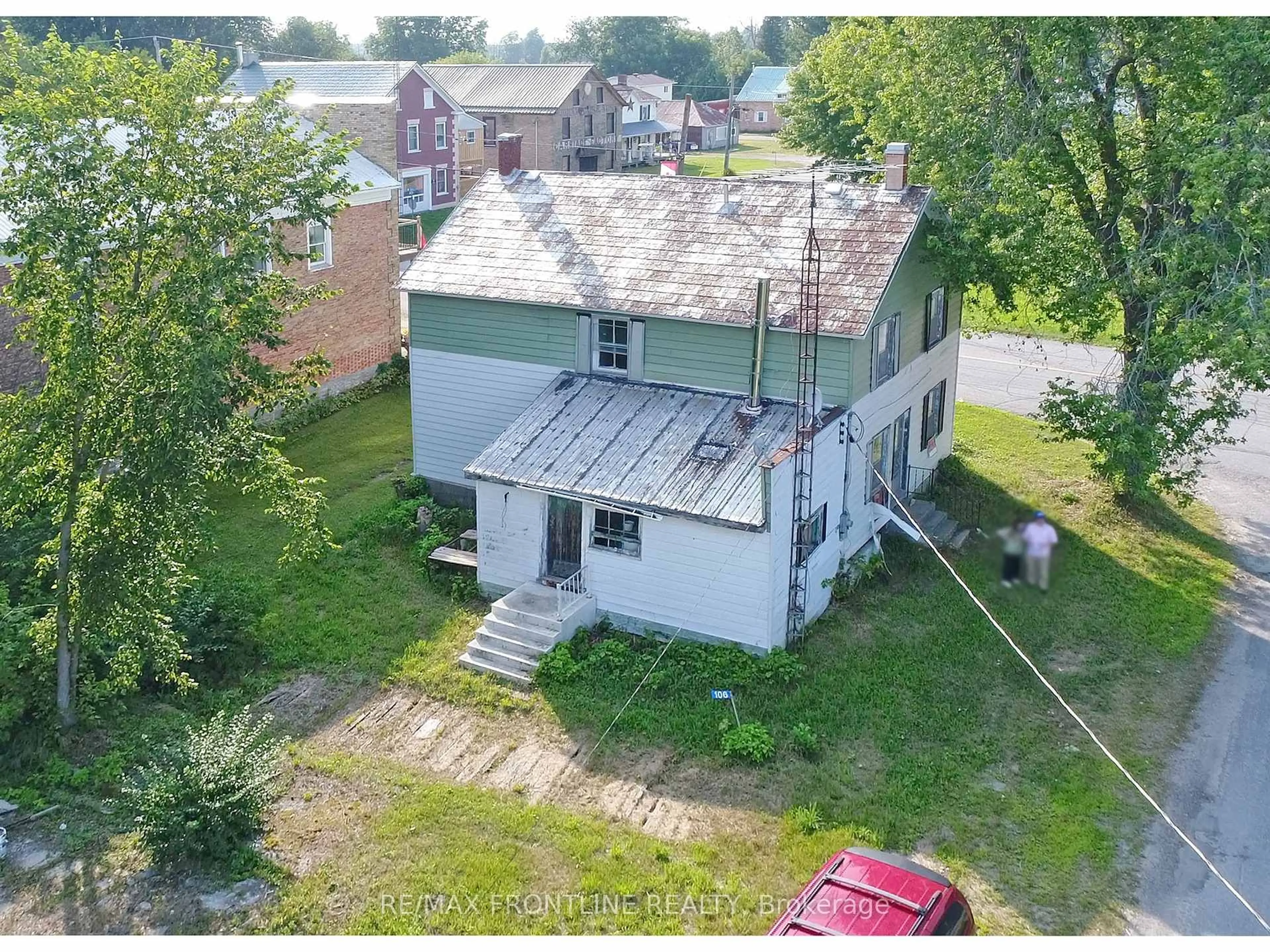 A pic from outside/outdoor area/front of a property/back of a property/a pic from drone, building for 106 Maitland Rd, Merrickville-Wolford Ontario K0G 1G0