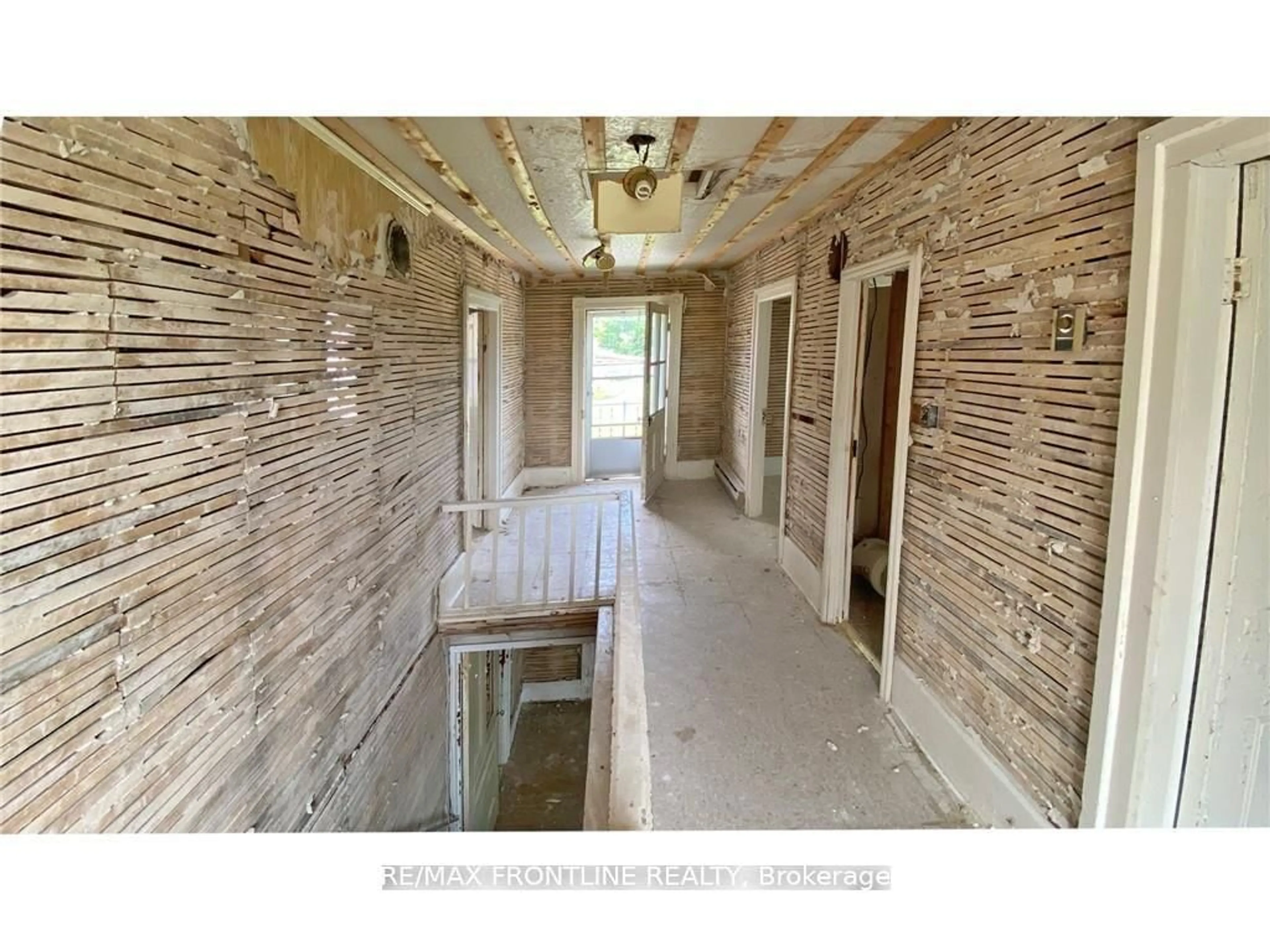 Indoor foyer for 106 Maitland Rd, Merrickville-Wolford Ontario K0G 1G0