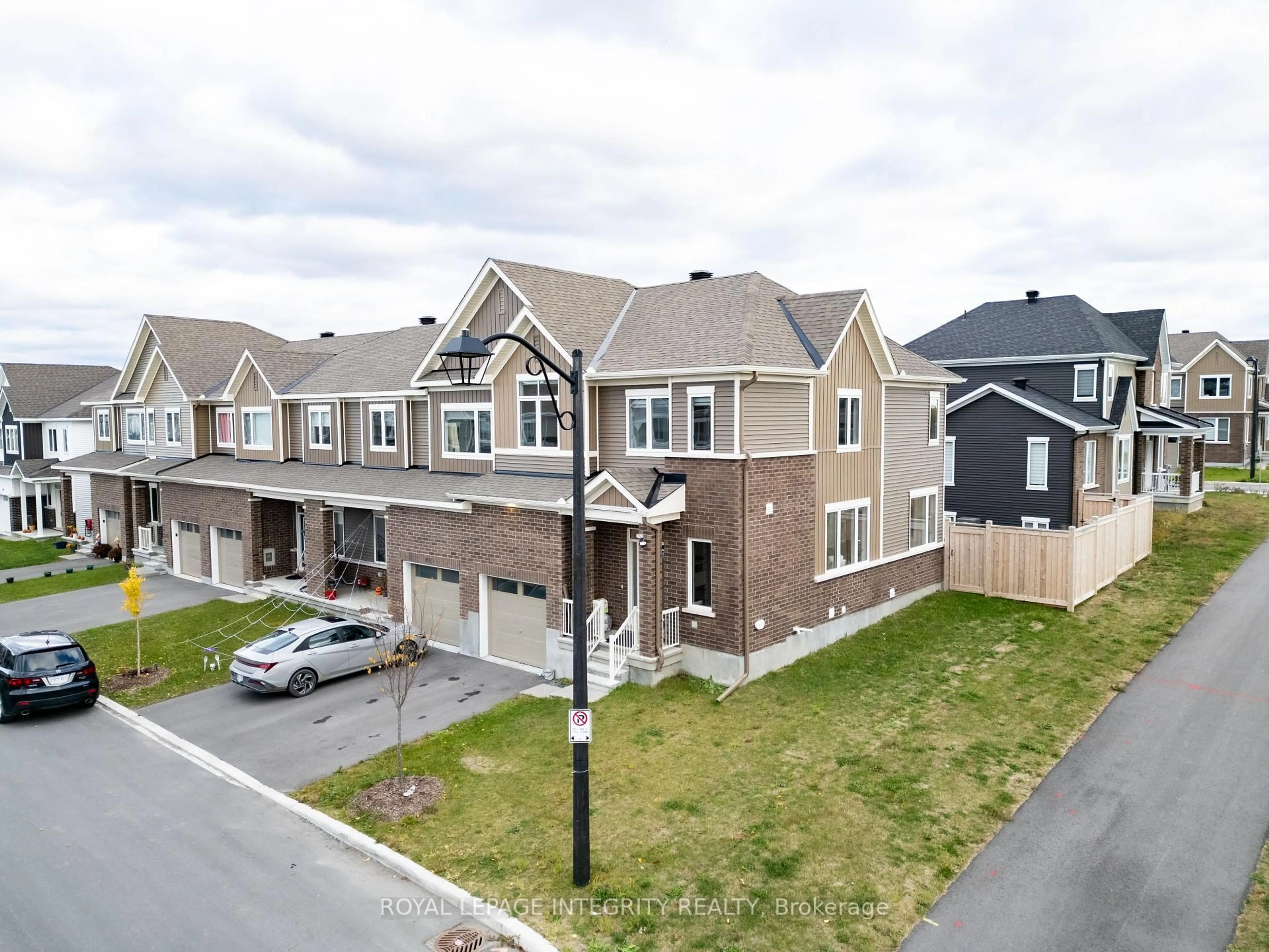A pic from outside/outdoor area/front of a property/back of a property/a pic from drone, street for 400 Epoch St, Ottawa Ontario K2J 6X5