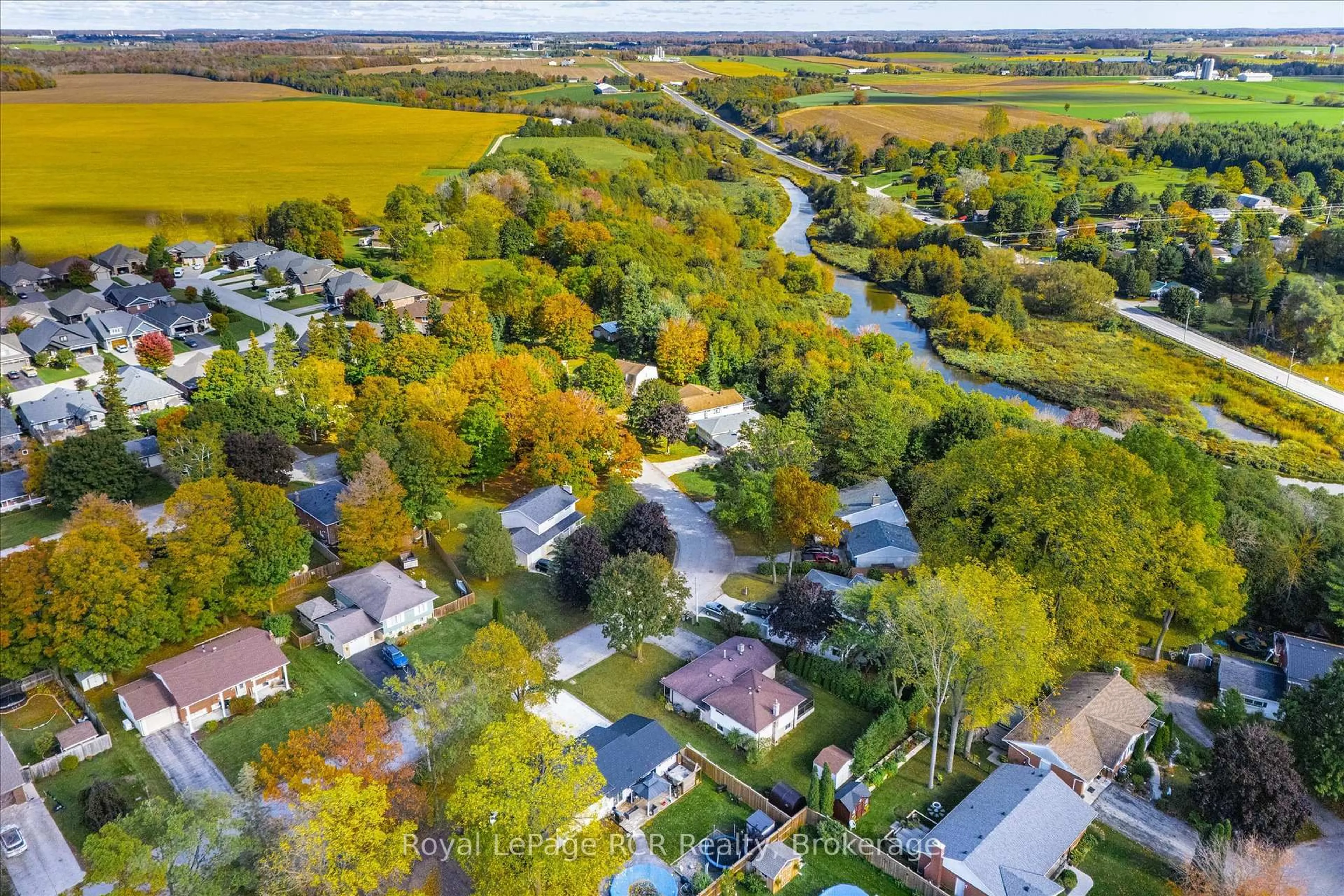A pic from outside/outdoor area/front of a property/back of a property/a pic from drone, water/lake/river/ocean view for 551 Oakview Cres, Wellington North Ontario N0G 2L2