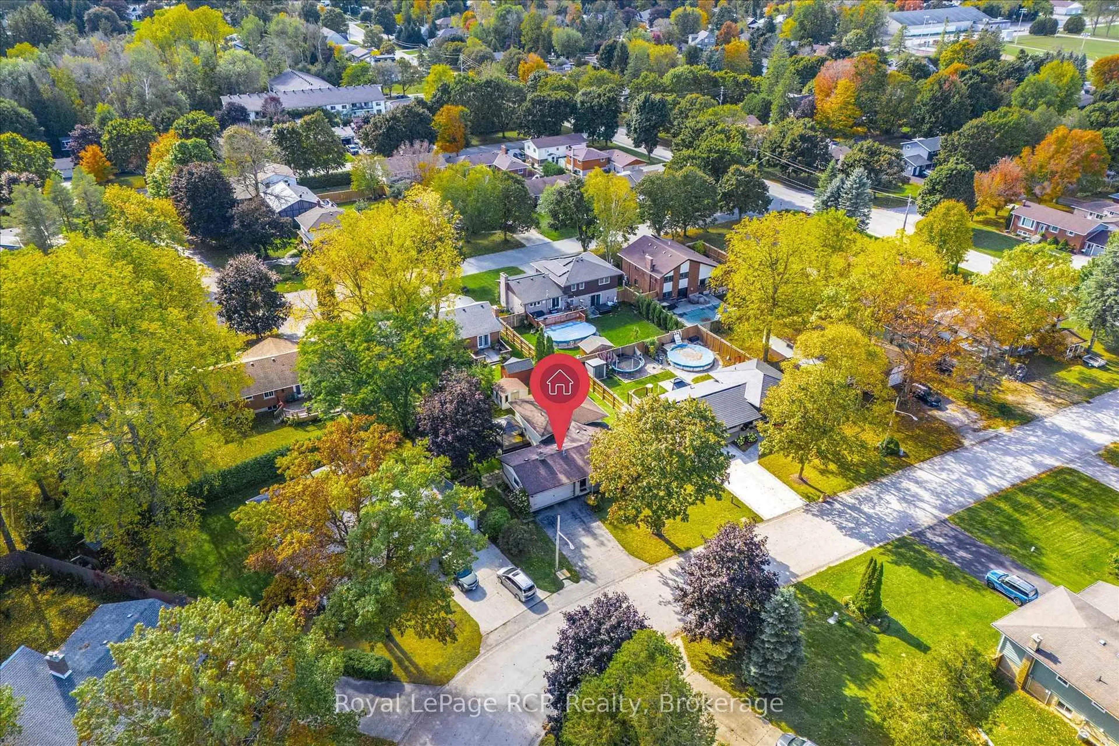 A pic from outside/outdoor area/front of a property/back of a property/a pic from drone, street for 551 Oakview Cres, Wellington North Ontario N0G 2L2