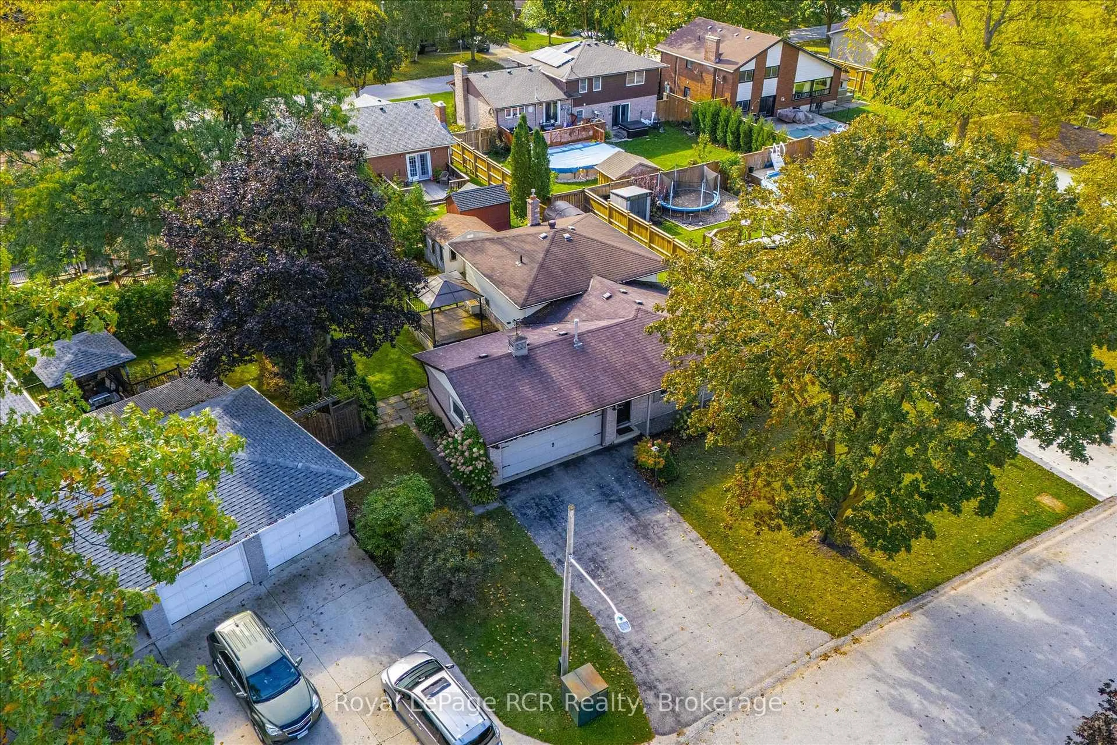 A pic from outside/outdoor area/front of a property/back of a property/a pic from drone, street for 551 Oakview Cres, Wellington North Ontario N0G 2L2