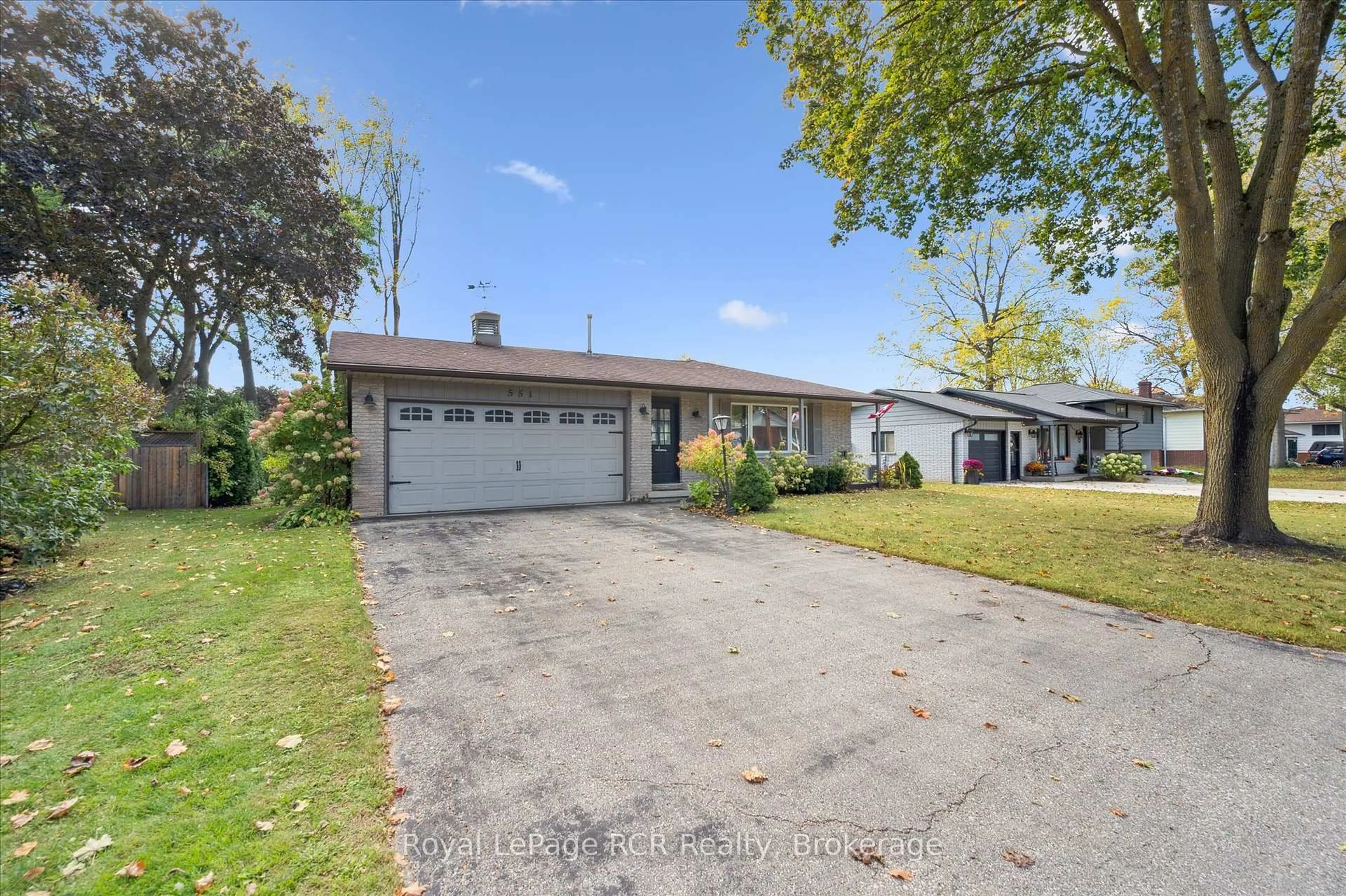 A pic from outside/outdoor area/front of a property/back of a property/a pic from drone, street for 551 Oakview Cres, Wellington North Ontario N0G 2L2