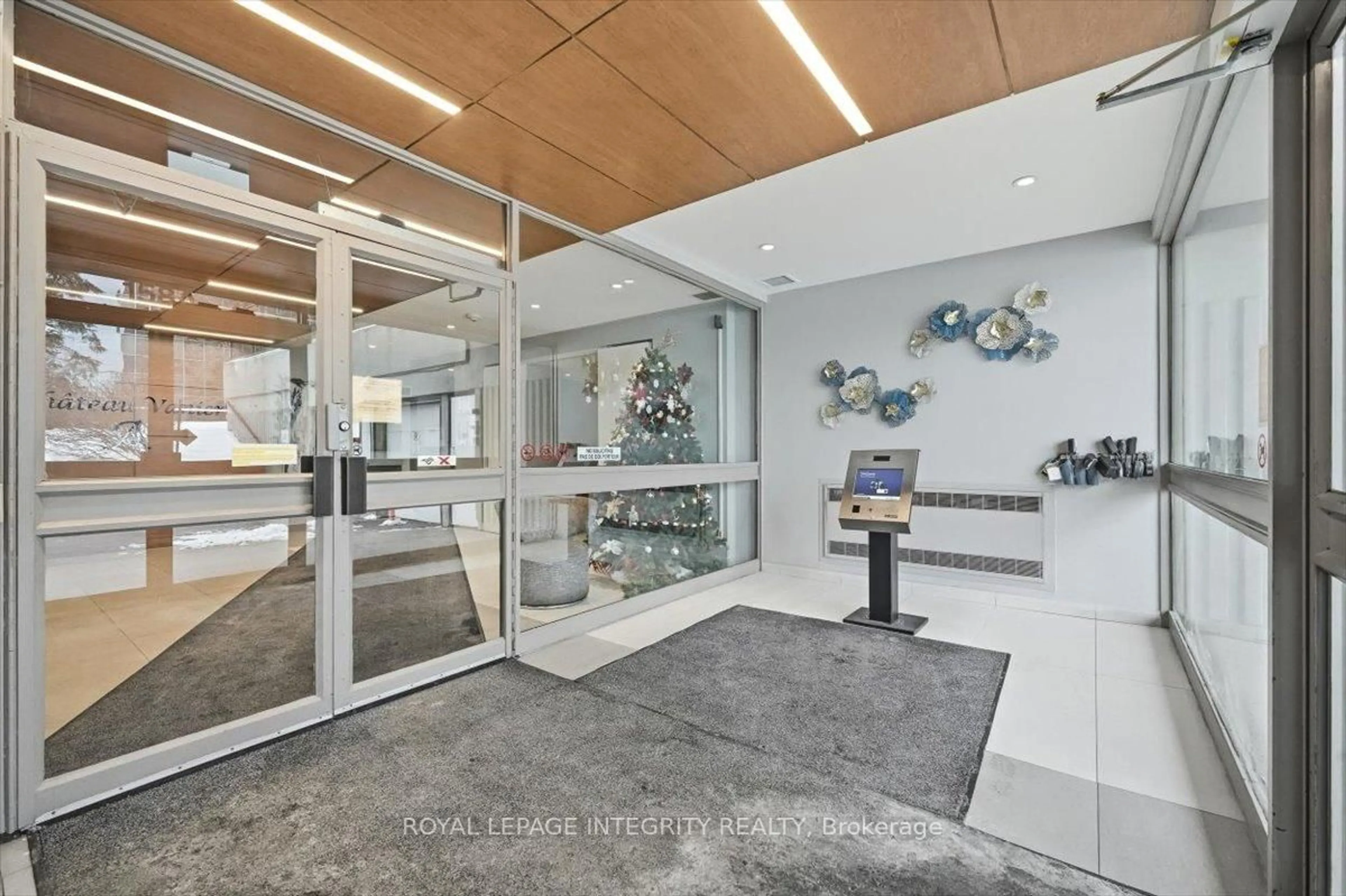 Indoor foyer for 158A McArthur Ave #109, Ottawa Ontario K1L 7E7