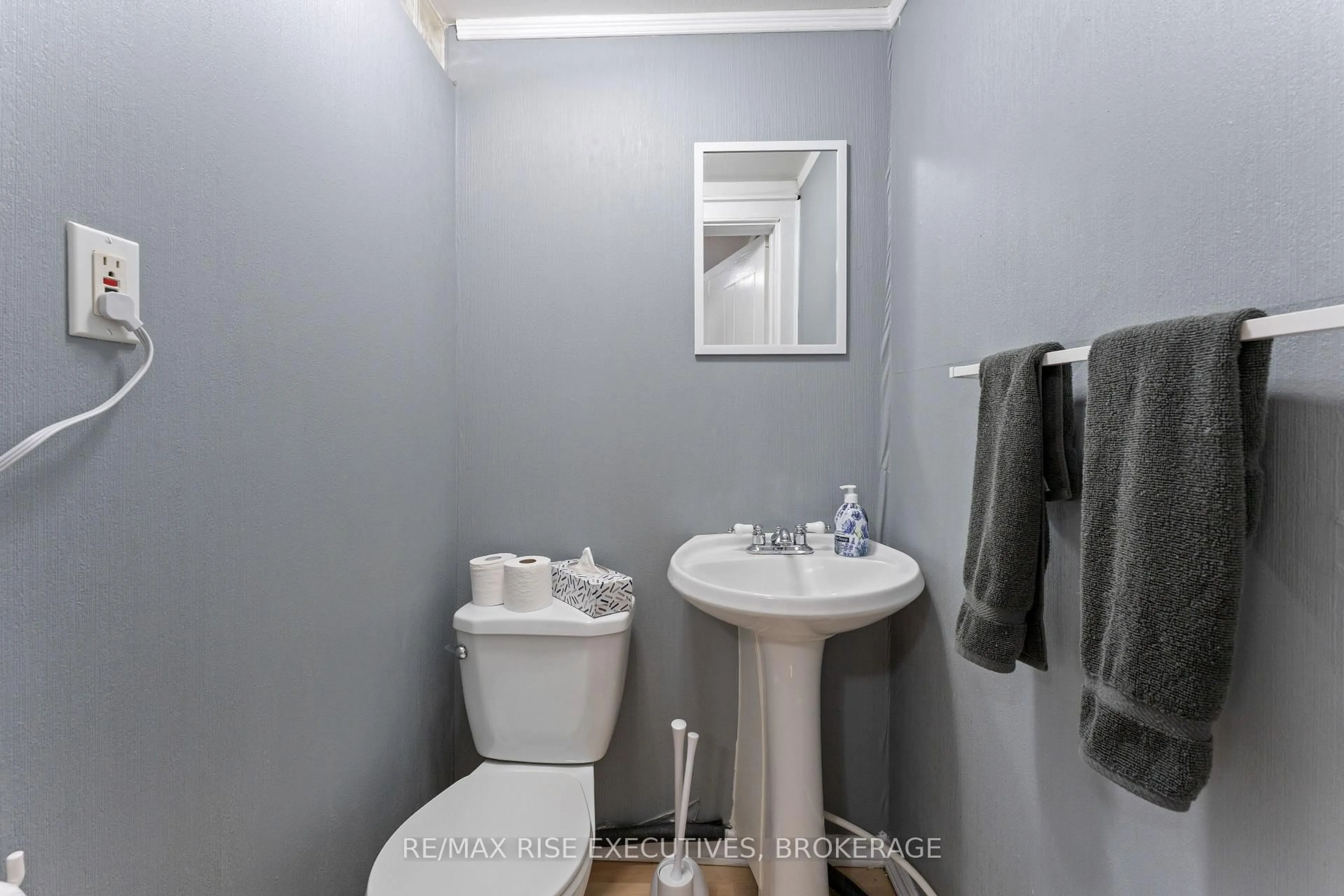Standard bathroom, unknown for 135 Nelson St, Kingston Ontario K7L 3W9