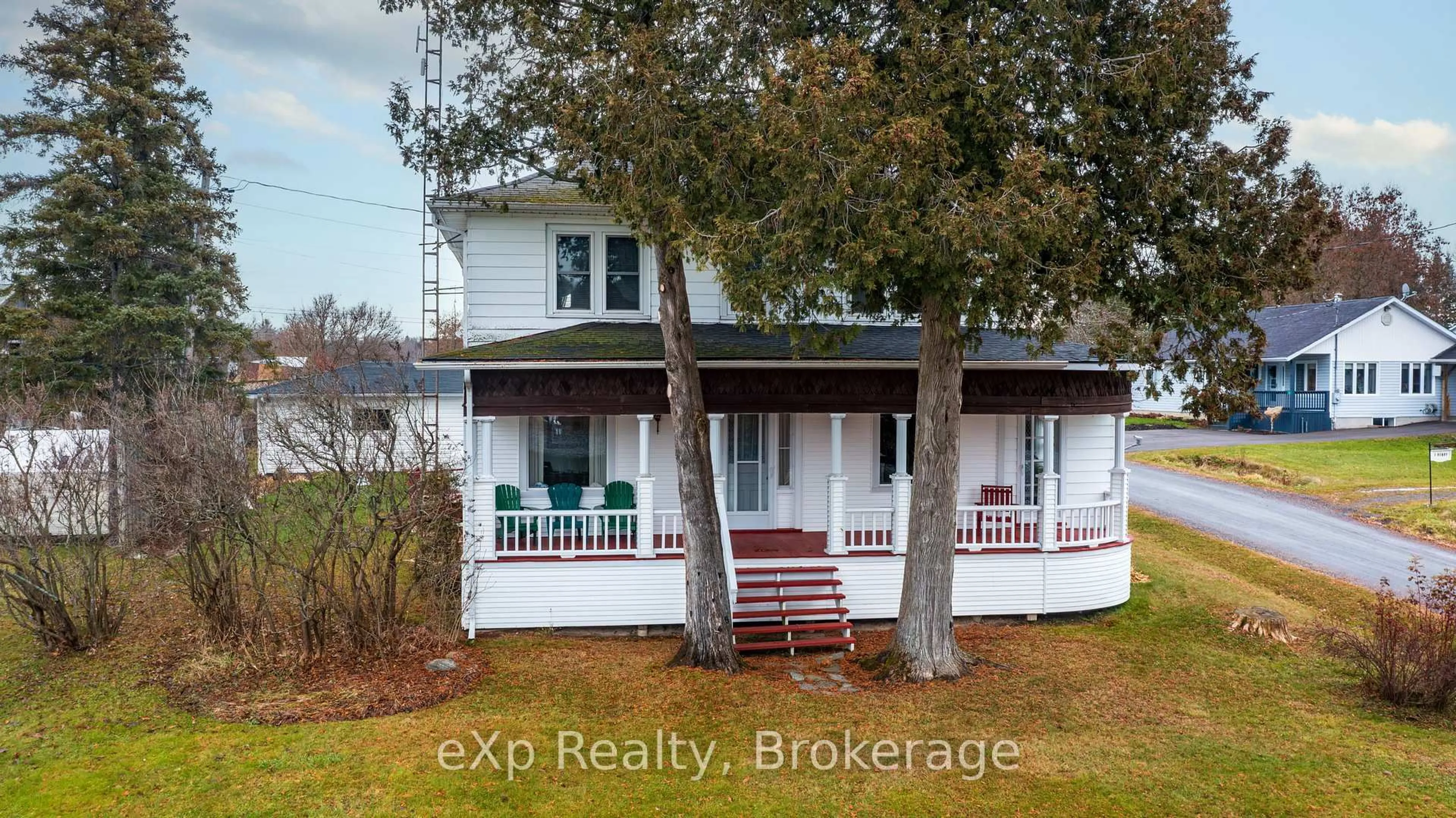 A pic from outside/outdoor area/front of a property/back of a property/a pic from drone, building for 2 Henry St, McKellar Ontario P0G 1C0