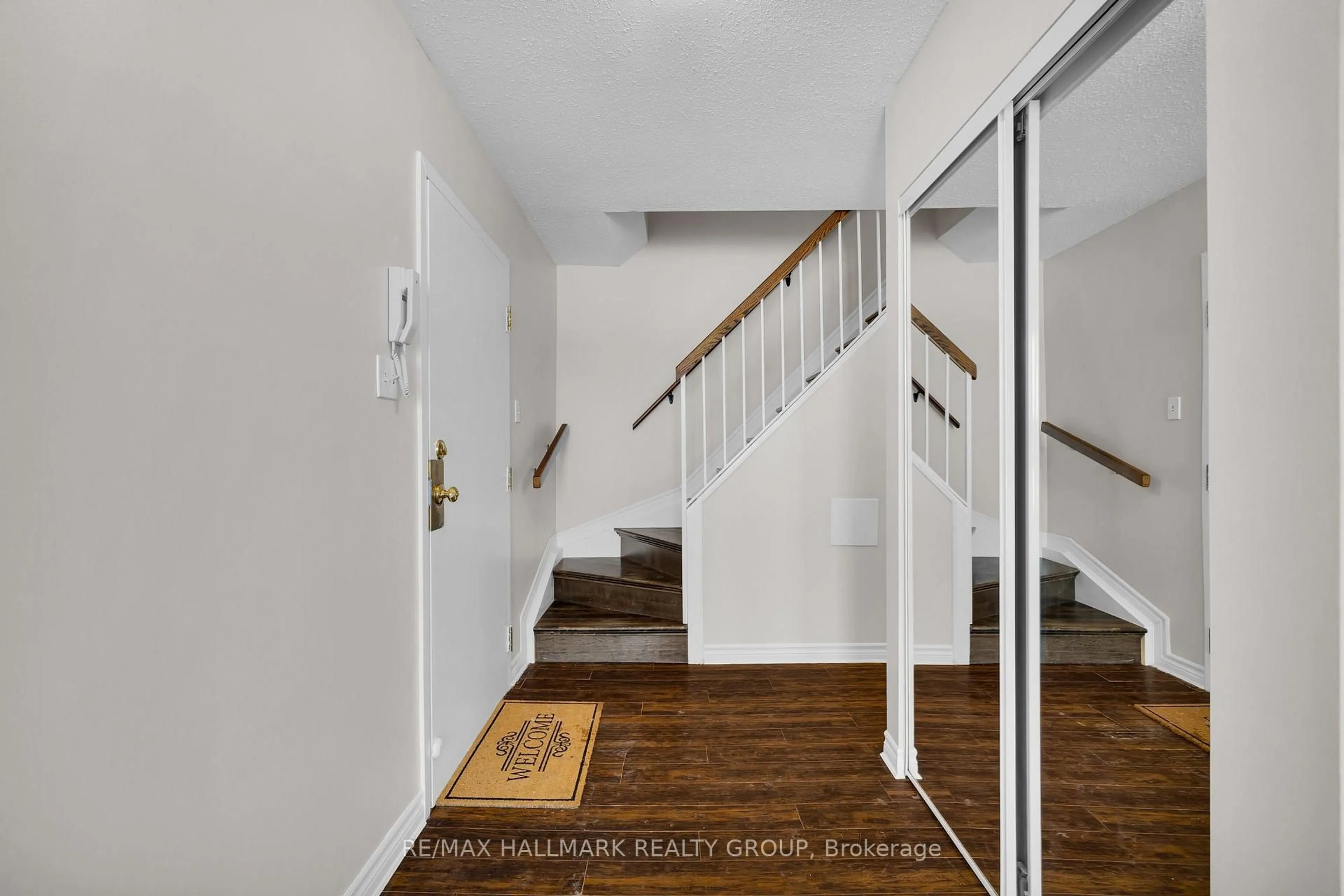 Indoor entryway for 3070 Councillor's Way #F, Ottawa Ontario K1T 2S6