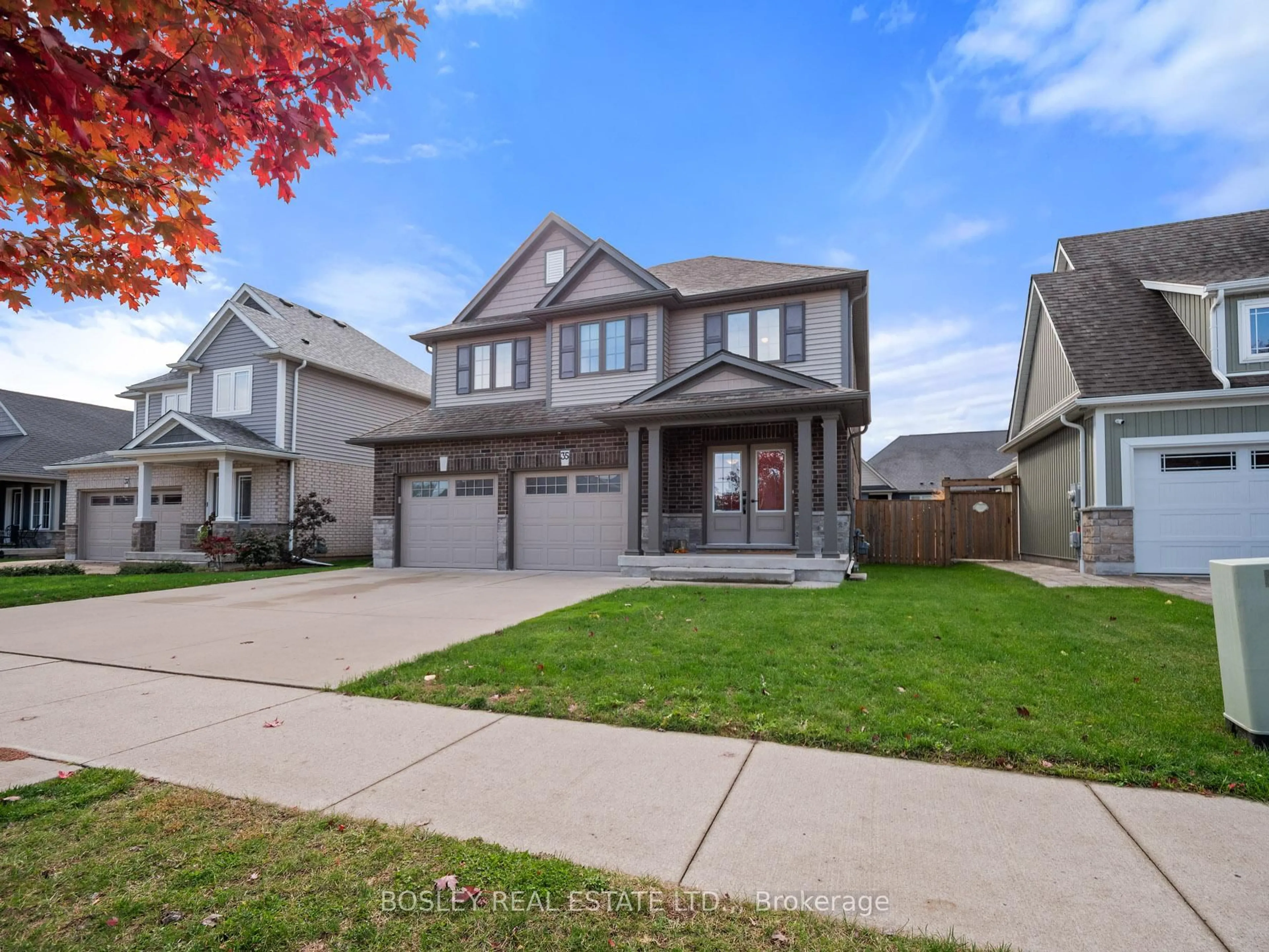 Home with vinyl exterior material, street for 35 McFarland St, Thorold Ontario L2V 0E5