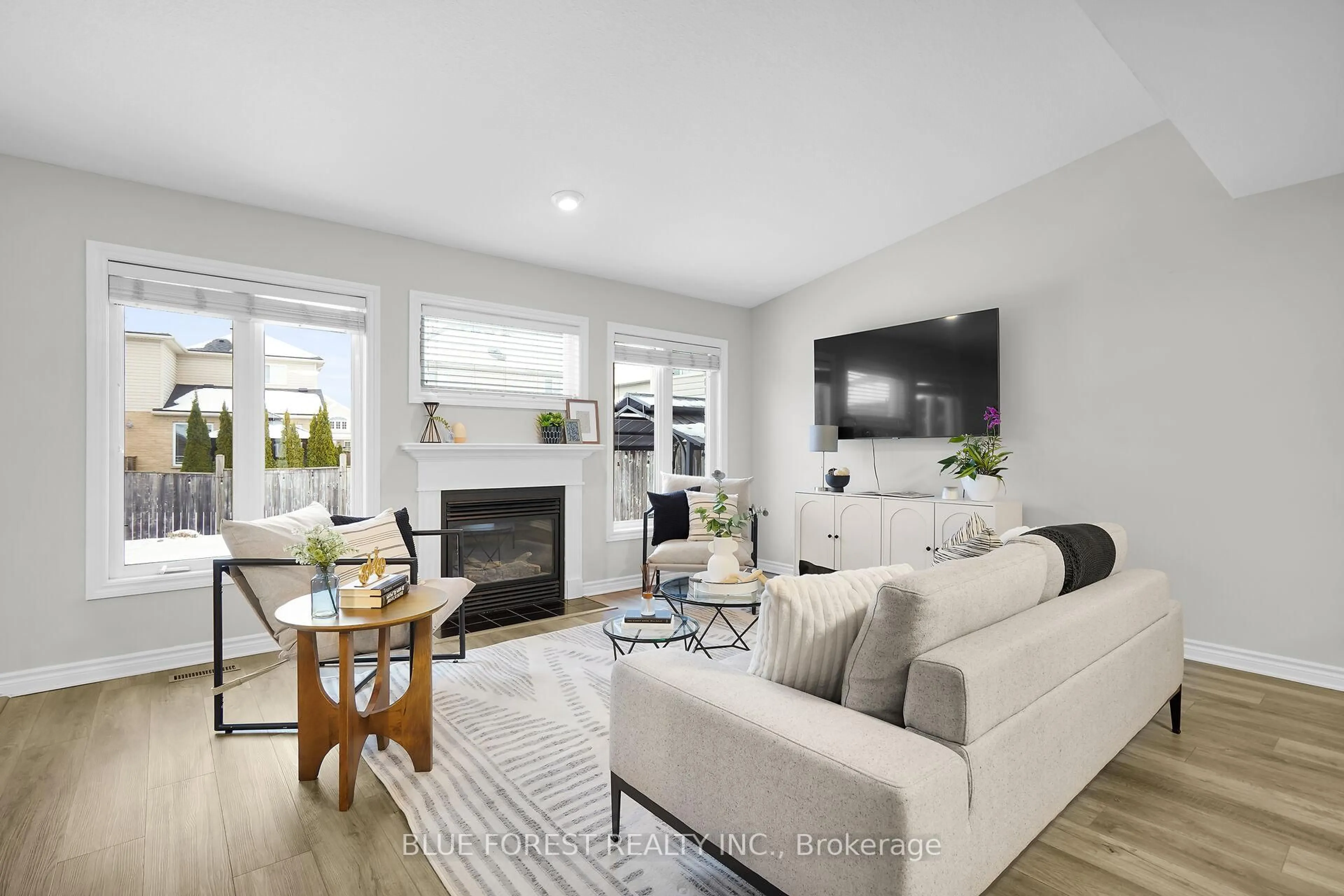 Living room with furniture, unknown for 2408 Asima Dr, London South Ontario N6M 0B3