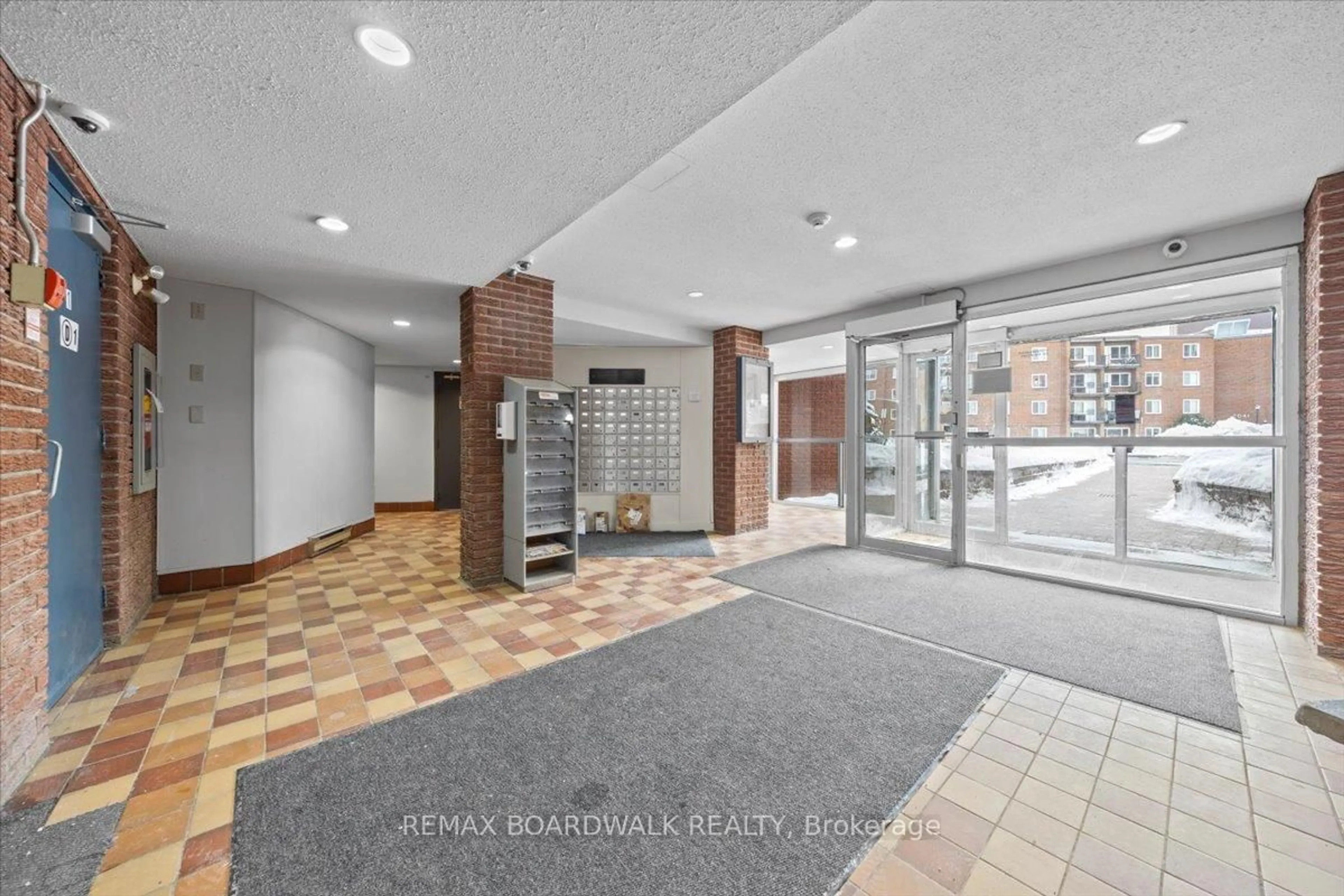 Indoor foyer for 2044 Arrowsmith Dr #108A, Ottawa Ontario K1J 7V8