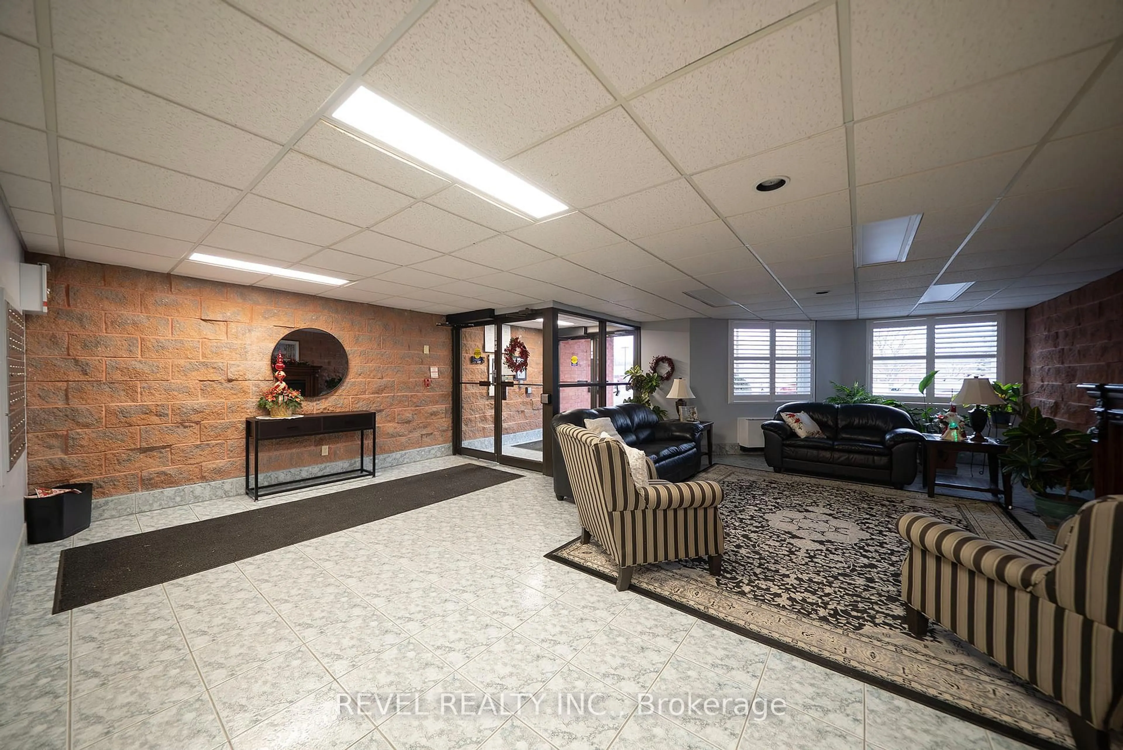 Indoor foyer for 11 Mill Pond Crt #501, Norfolk Ontario N3Y 5J5