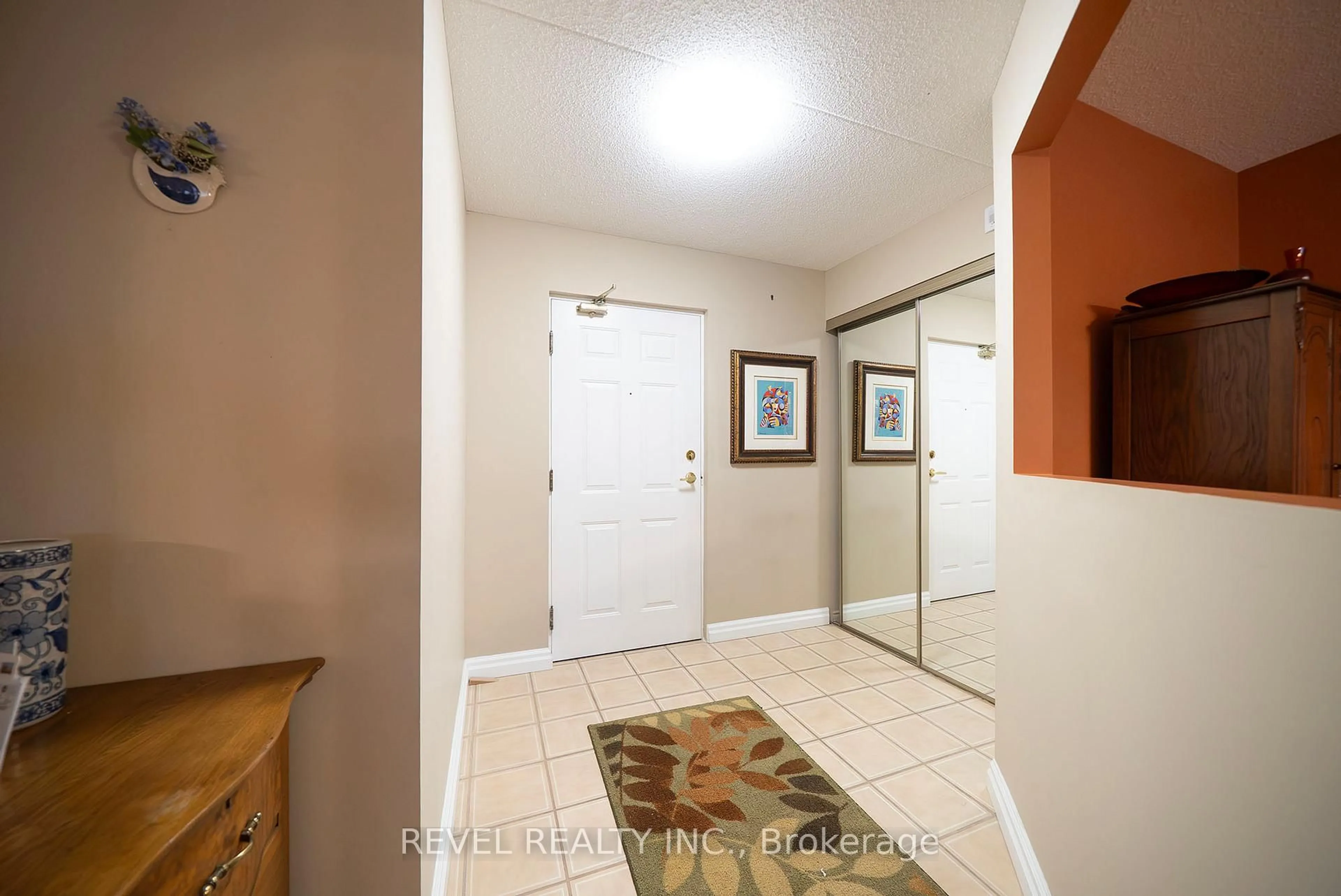 Indoor entryway for 11 Mill Pond Crt #501, Norfolk Ontario N3Y 5J5