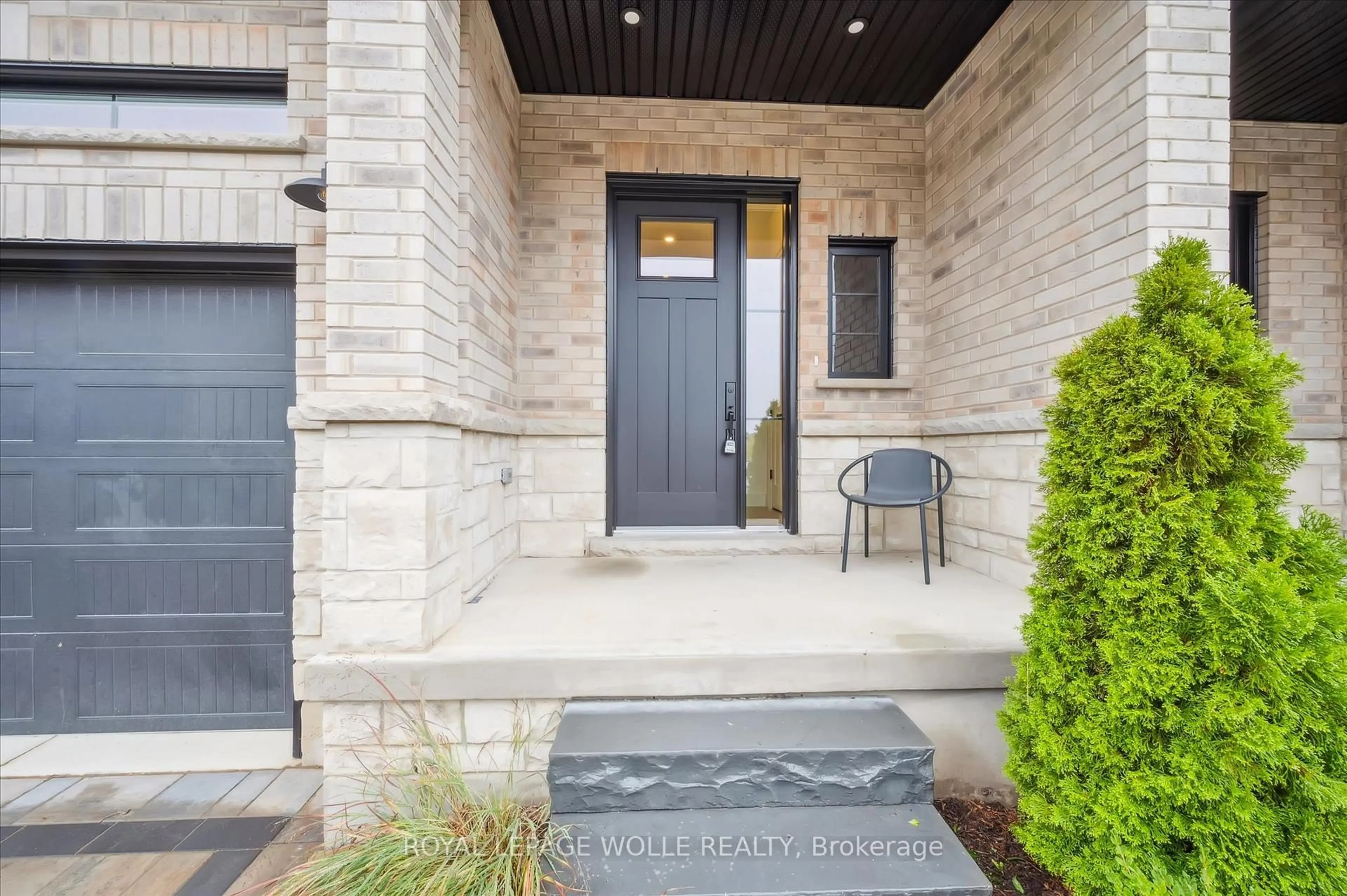 Indoor entryway for 548 Peach Blossom Crt, Kitchener Ontario N2E 3Z9