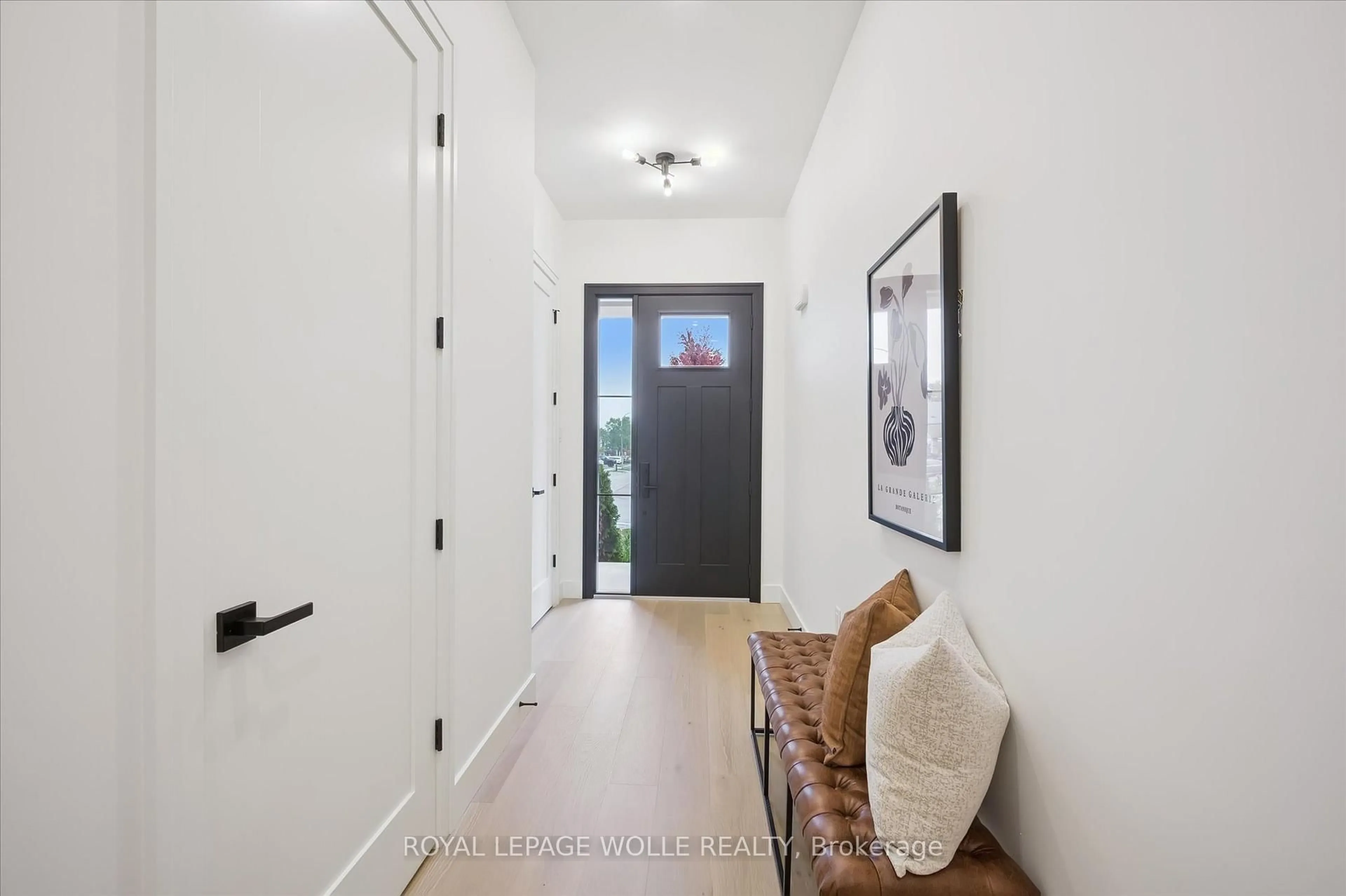 Indoor entryway for 548 Peach Blossom Crt, Kitchener Ontario N2E 3Z9