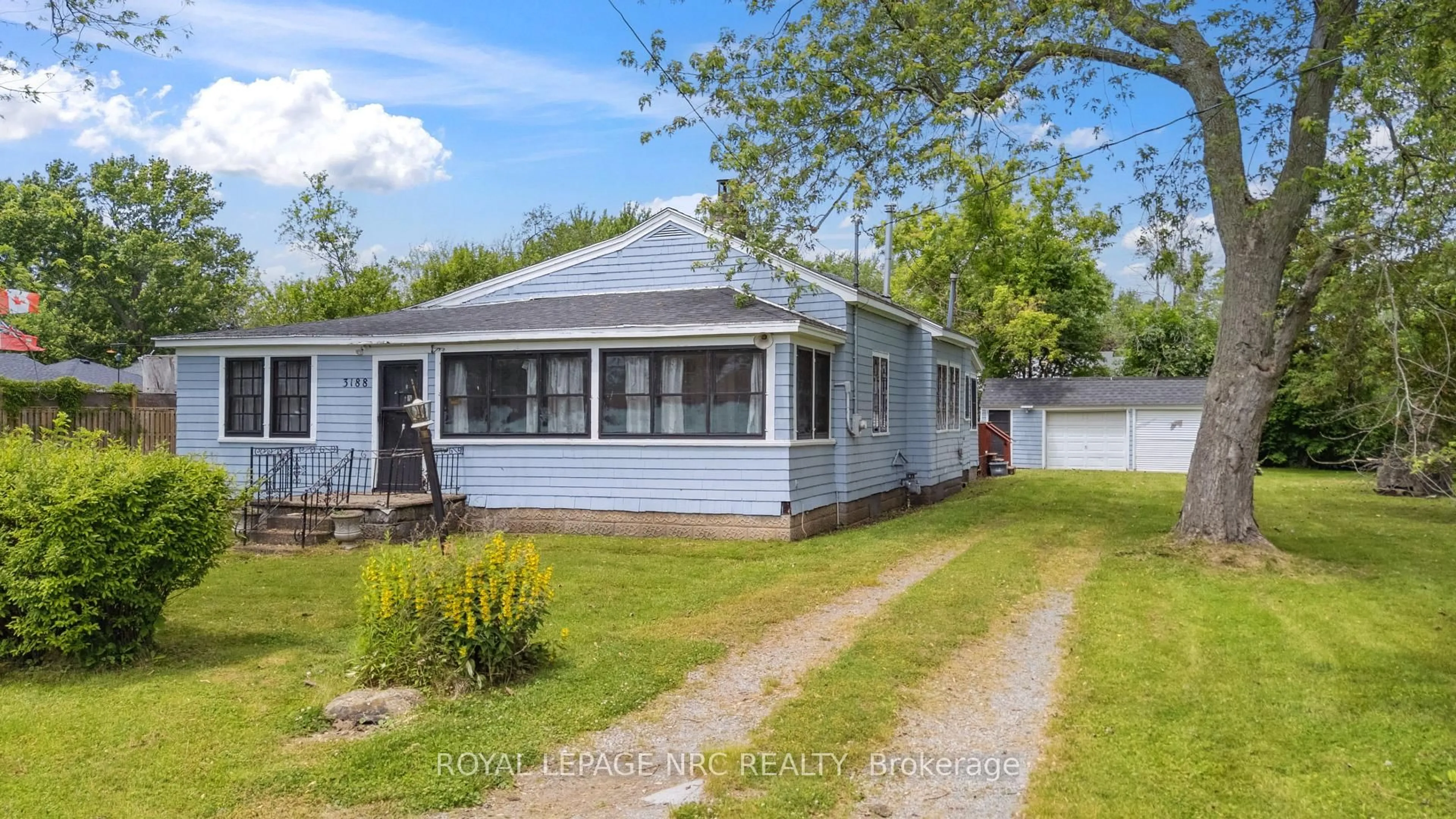 A pic from outside/outdoor area/front of a property/back of a property/a pic from drone, street for 3188 Young Ave, Fort Erie Ontario L0S 1N0