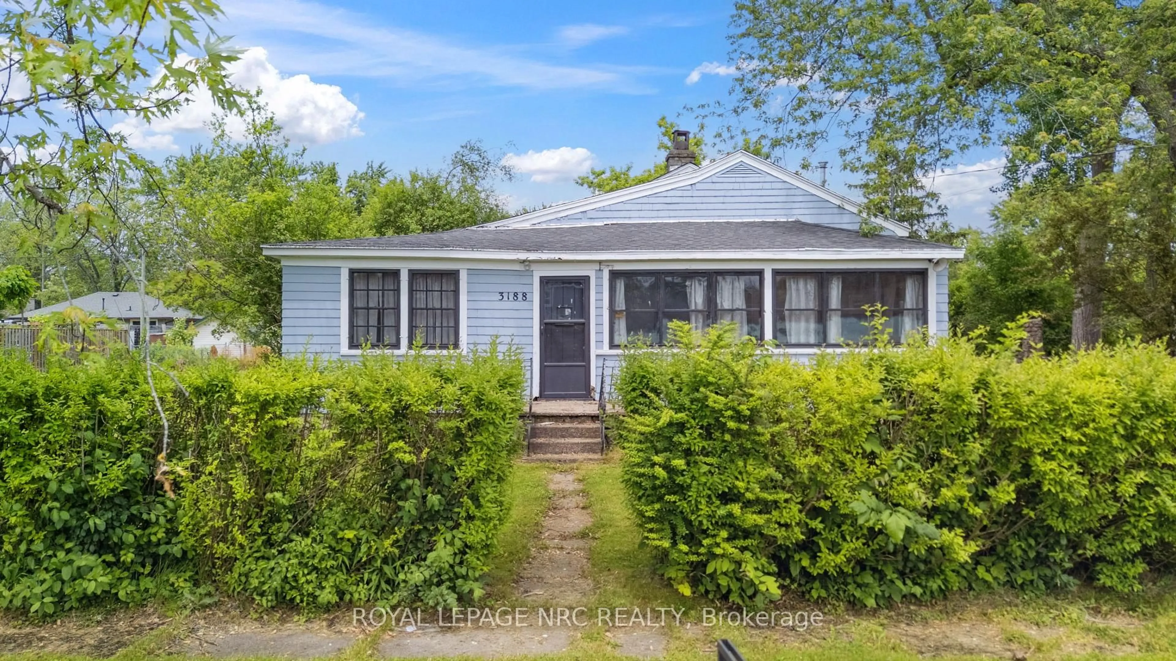 Home with vinyl exterior material, street for 3188 Young Ave, Fort Erie Ontario L0S 1N0