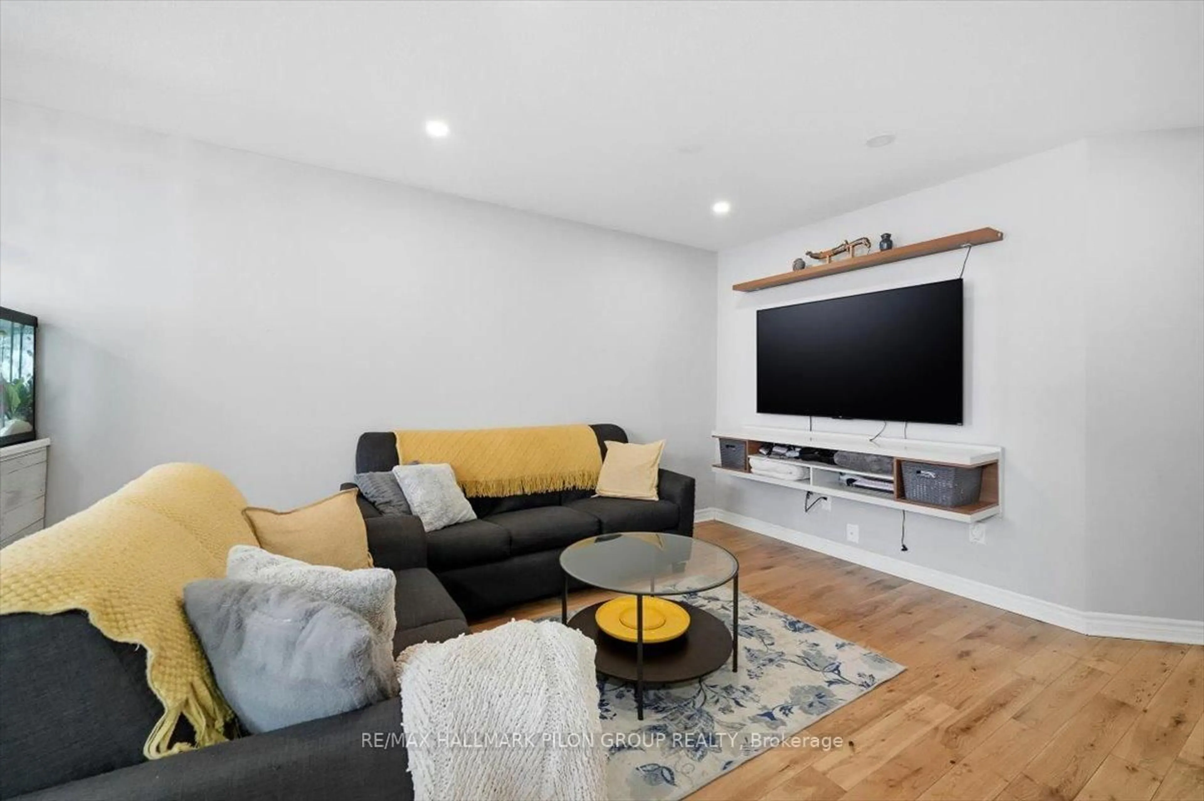 Living room with furniture, unknown for 504 Allegro Way, Ottawa Ontario K4A 0H6