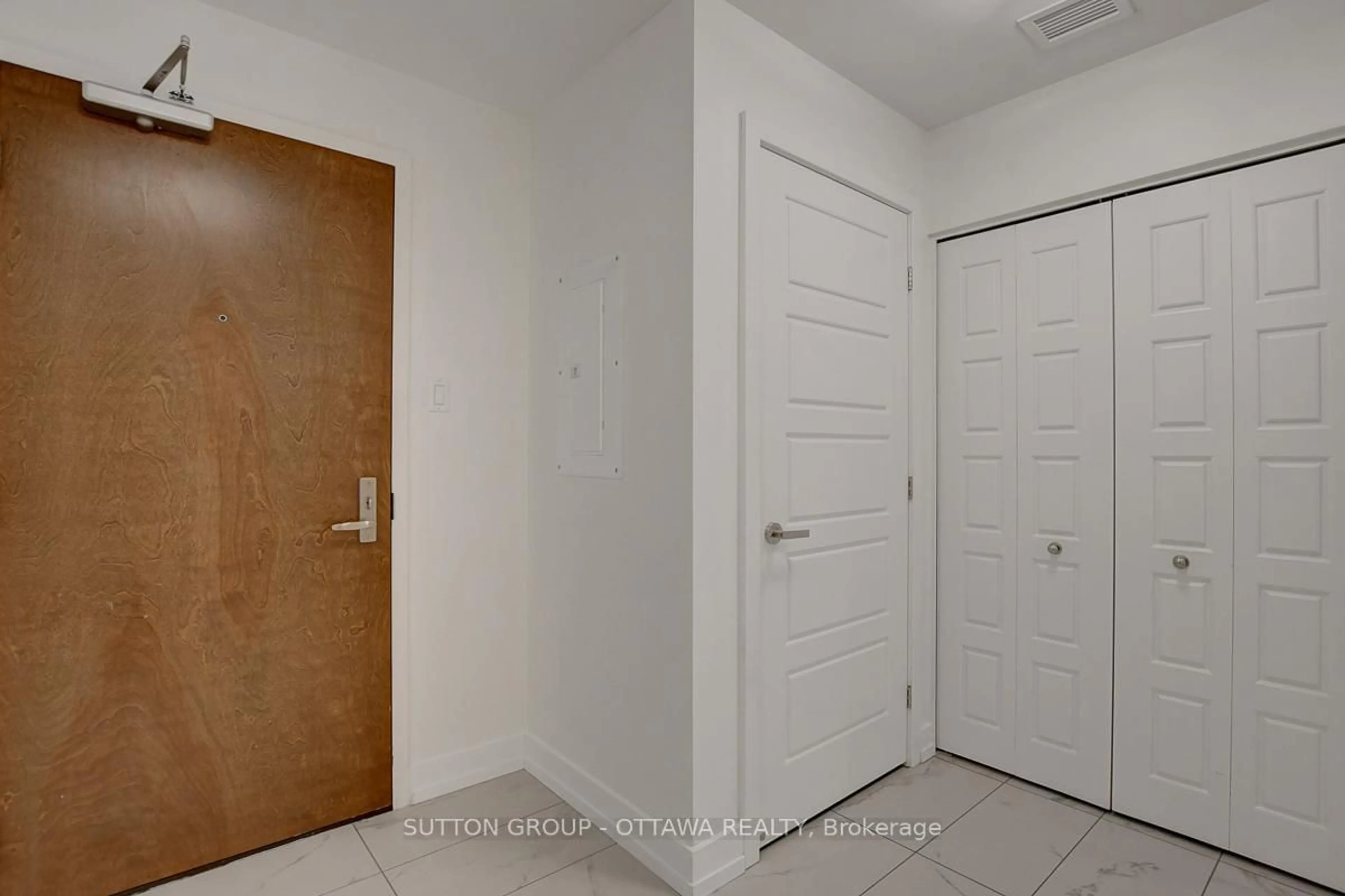Indoor entryway for 330 Titan Private #903, Ottawa Ontario K2G 1G3