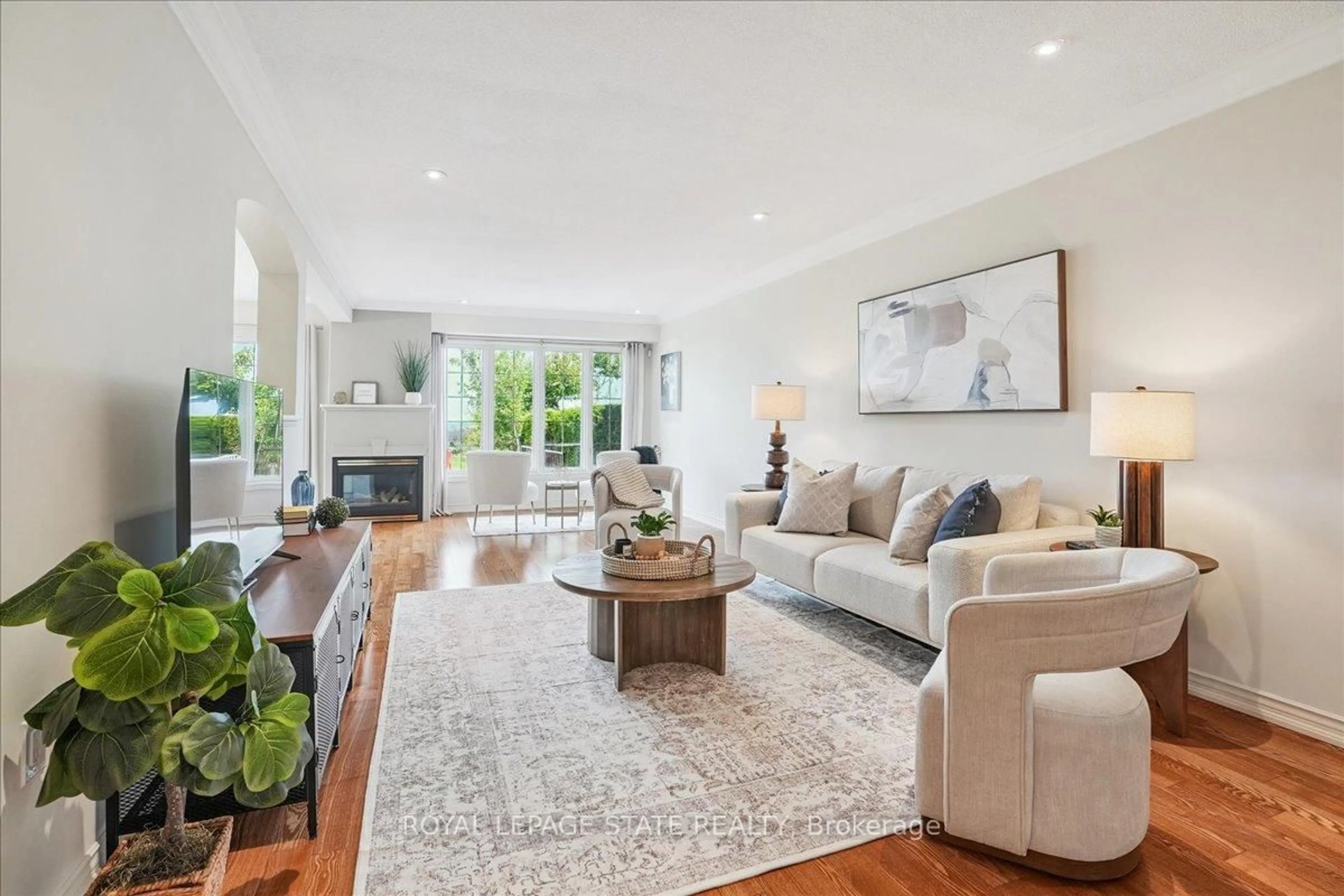 Living room with furniture, unknown for 55 Edgewater Dr, Hamilton Ontario L8E 4Z2