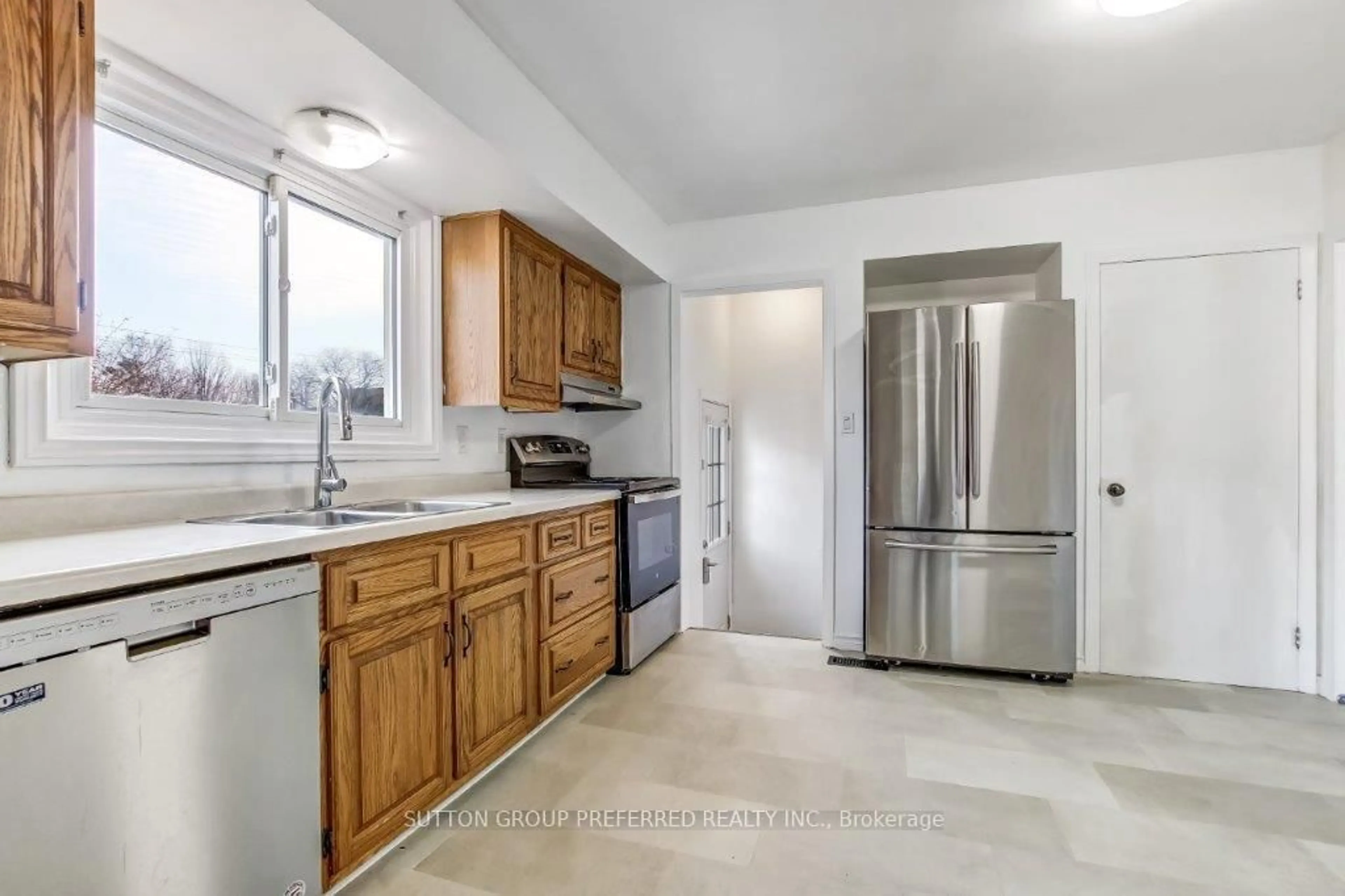 Standard kitchen, ceramic/tile floor for 195 Myrtle St, St. Thomas Ontario N5R 2G8