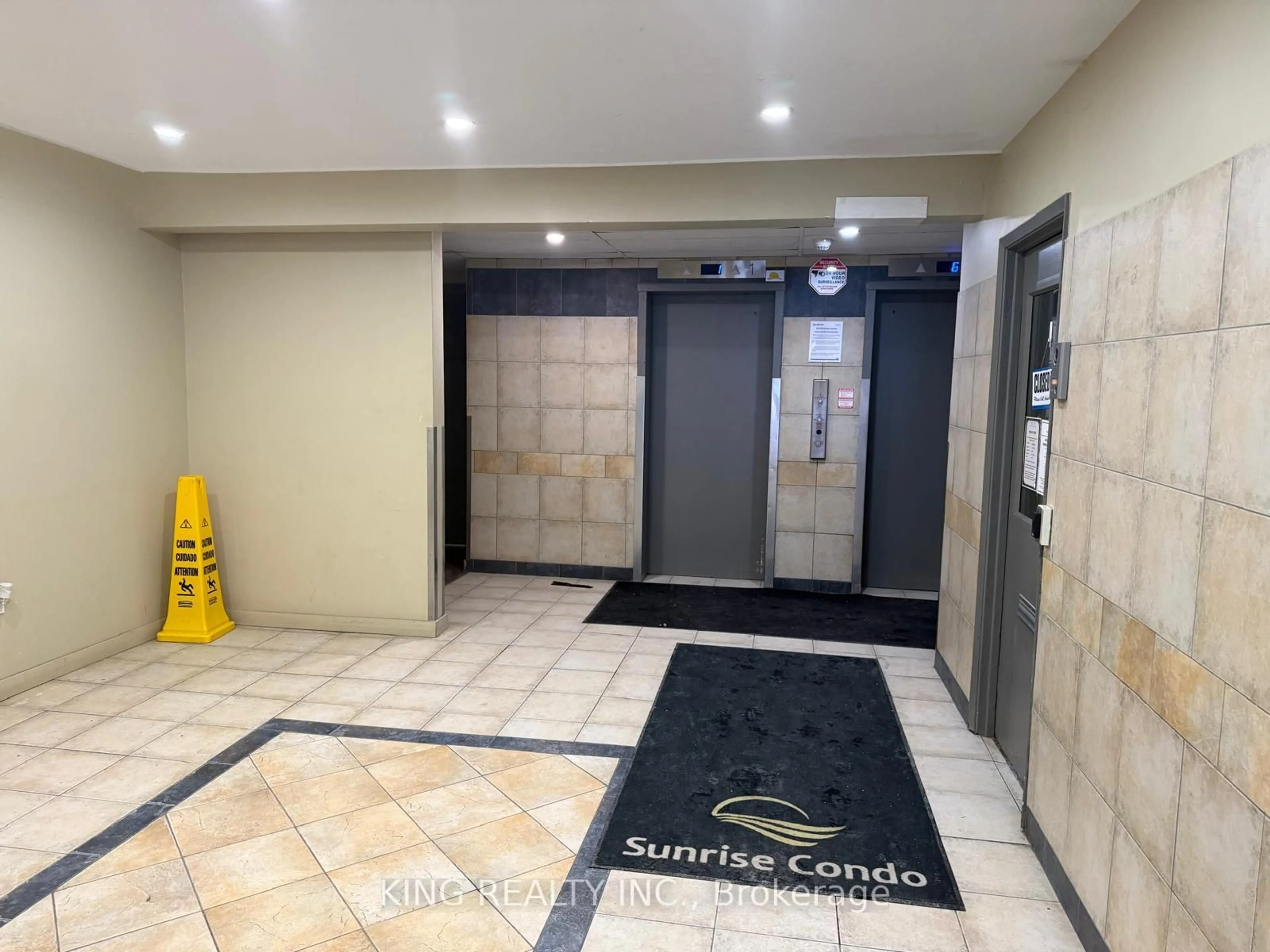Indoor foyer for 563 MORNINGTON Ave #302, London East Ontario N5Y 4T8