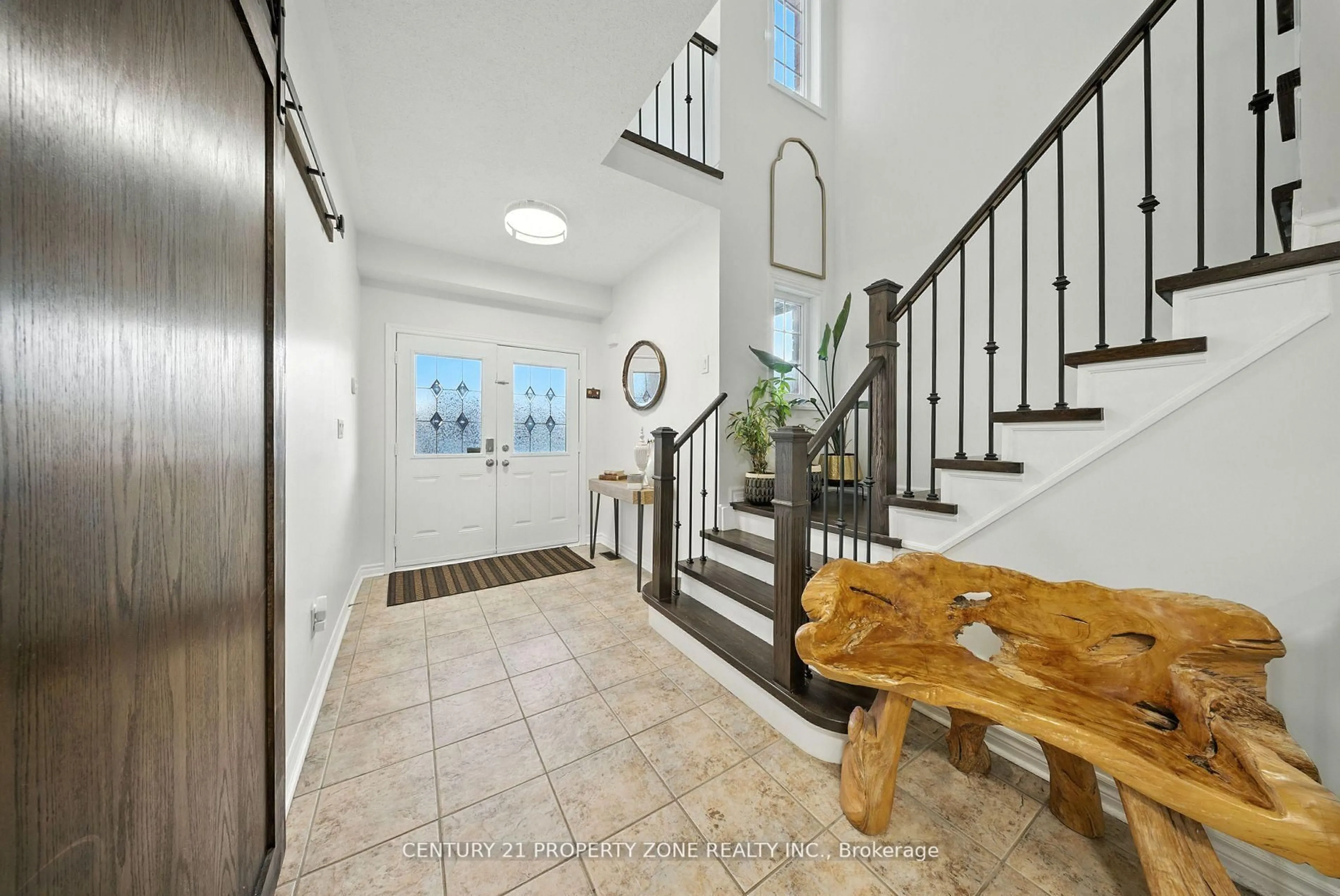 Indoor entryway for 652 Tully Cres, Peterborough Ontario K9K 0A9