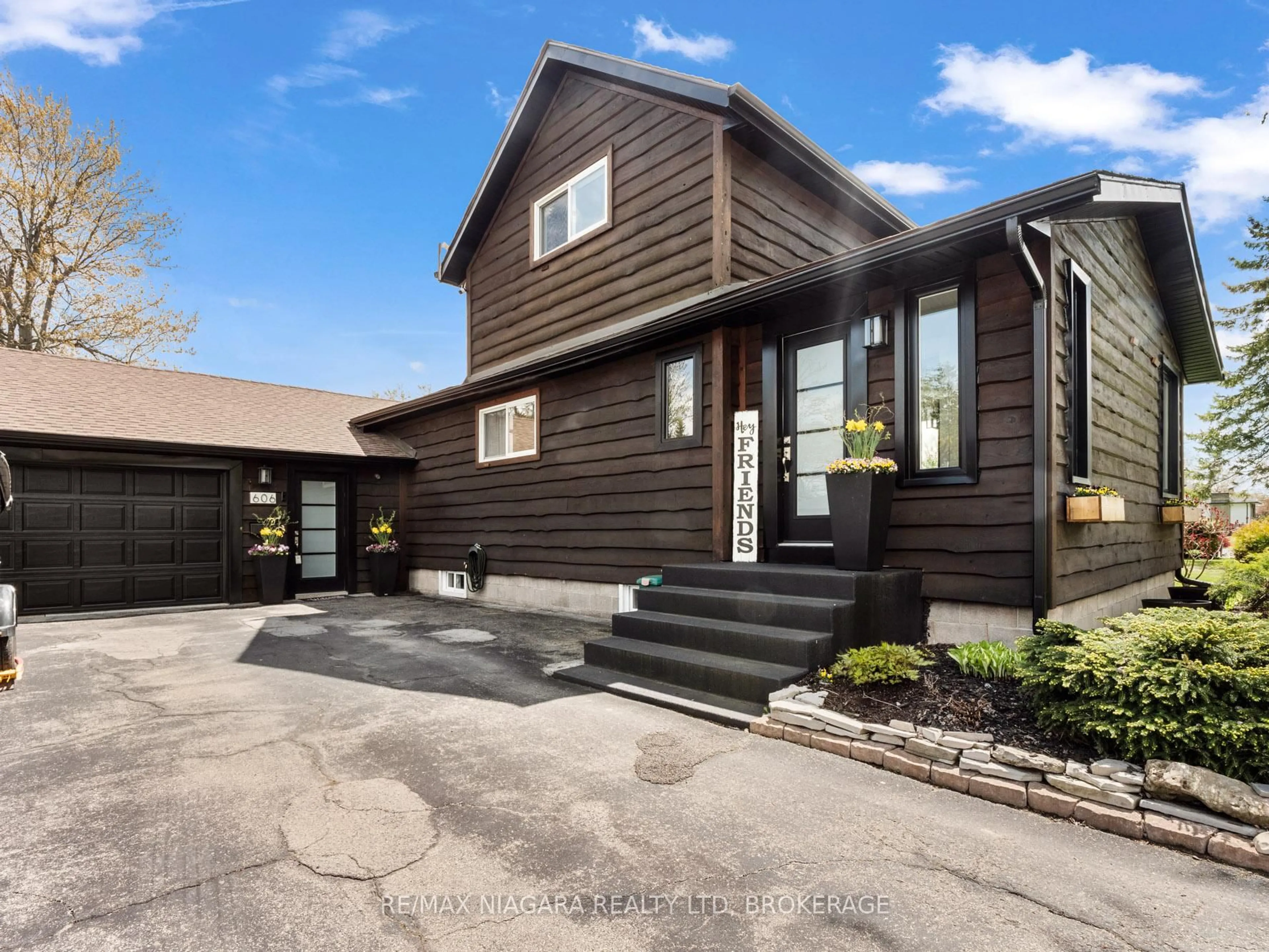 Home with vinyl exterior material, street for 606 Scott Ave, Fort Erie Ontario L2A 5G2