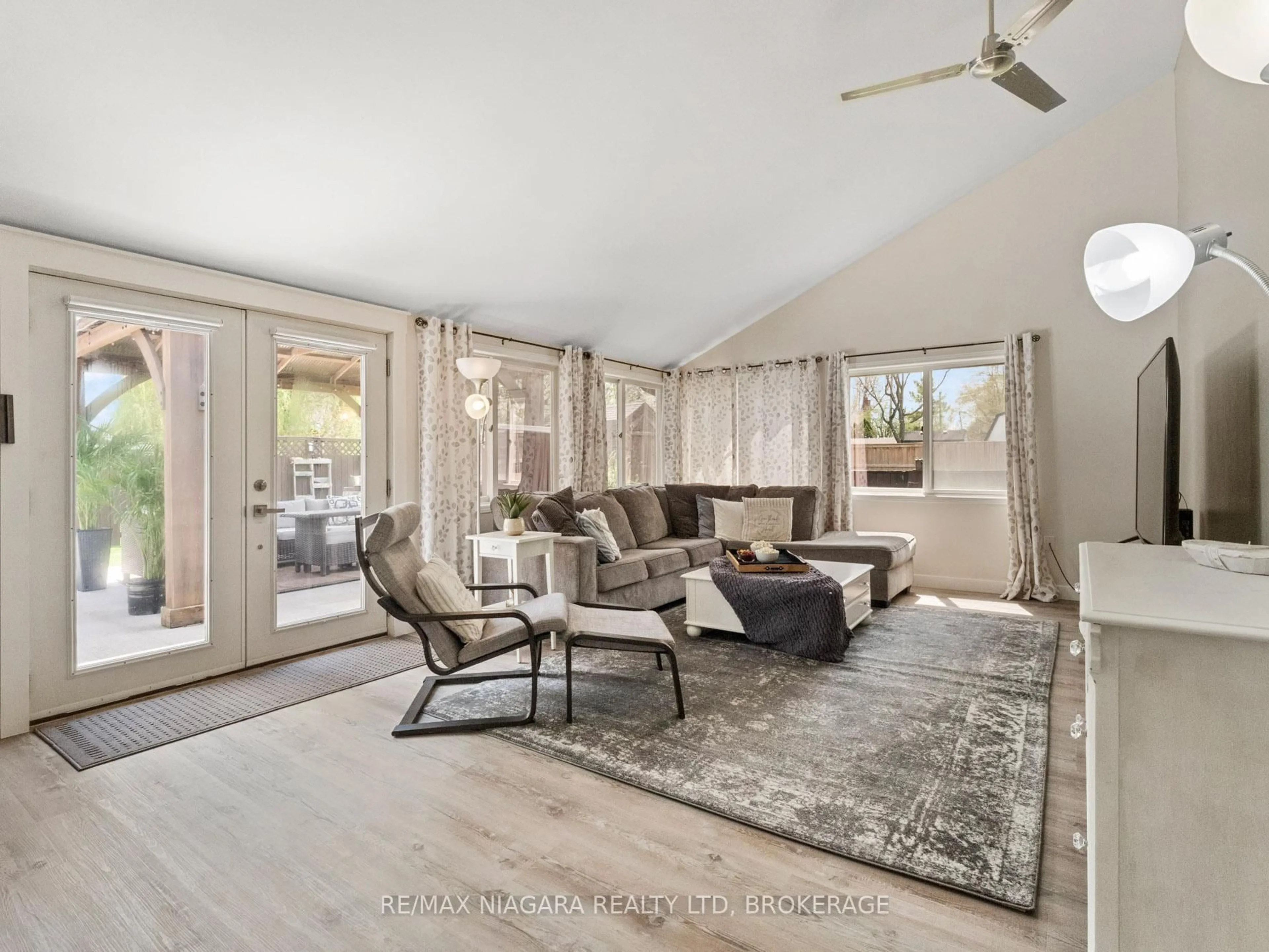 Living room with furniture, unknown for 606 Scott Ave, Fort Erie Ontario L2A 5G2