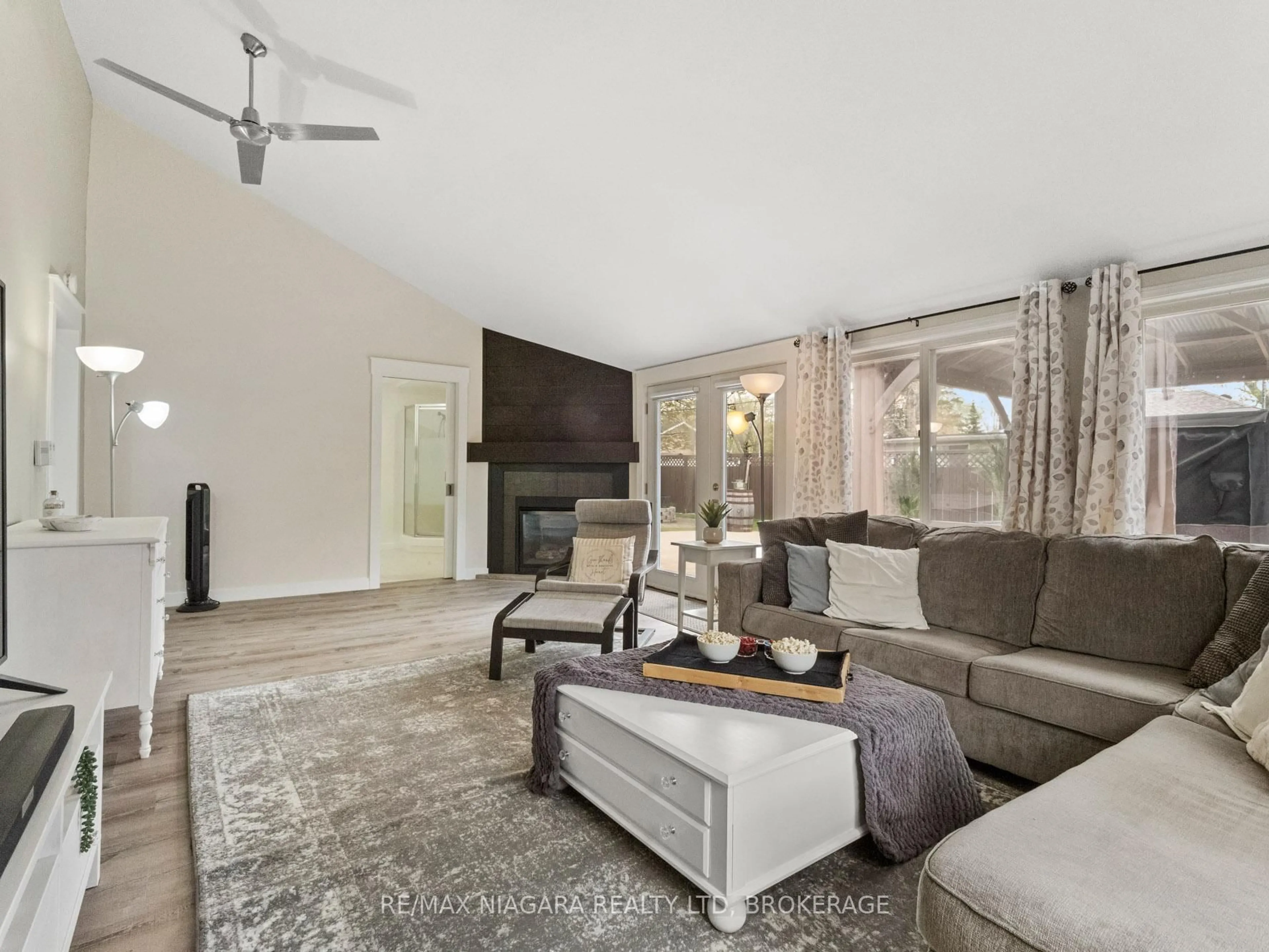 Living room with furniture, unknown for 606 Scott Ave, Fort Erie Ontario L2A 5G2