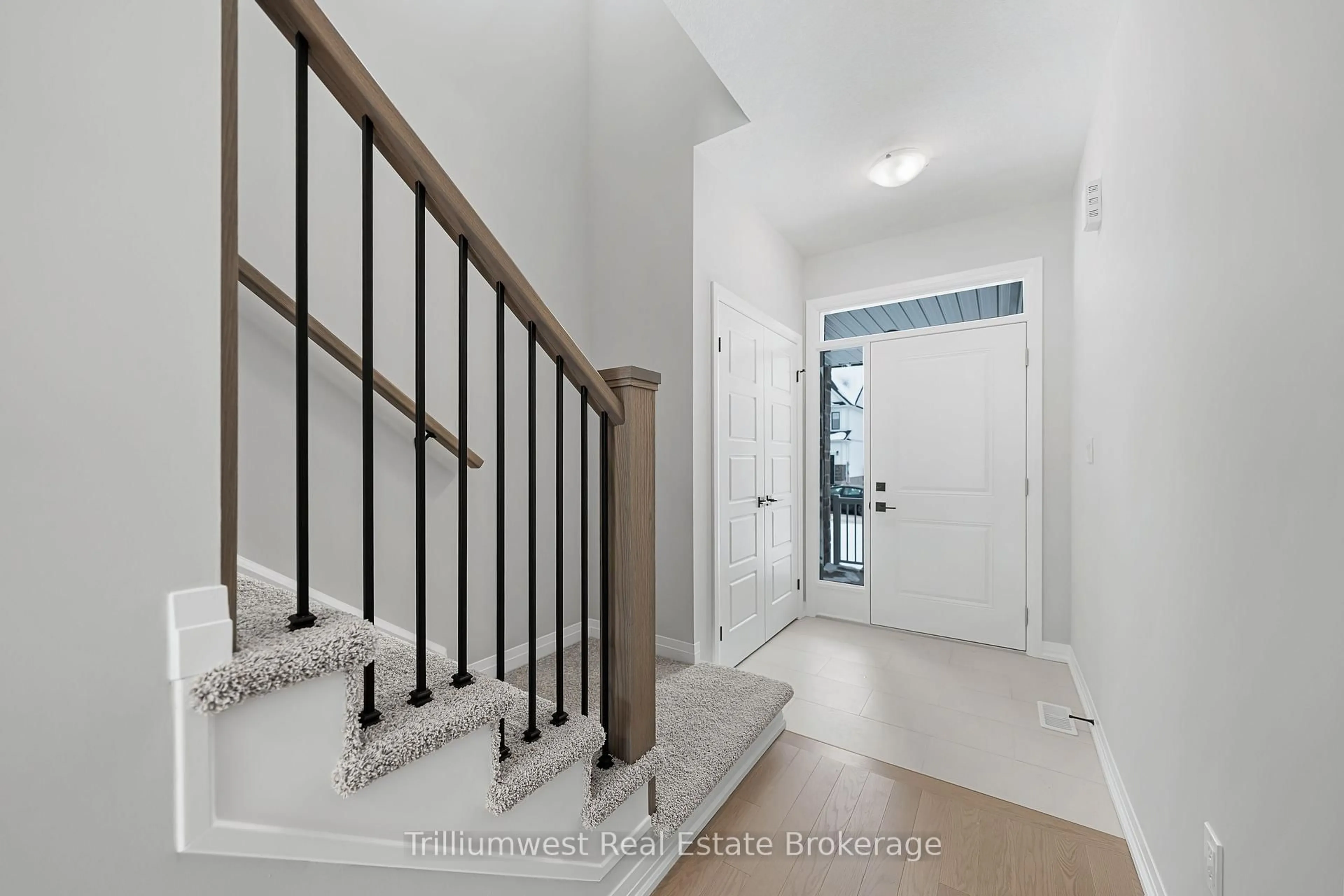 Indoor entryway for 94 Imrie Rd, Centre Wellington Ontario N0B 1S0