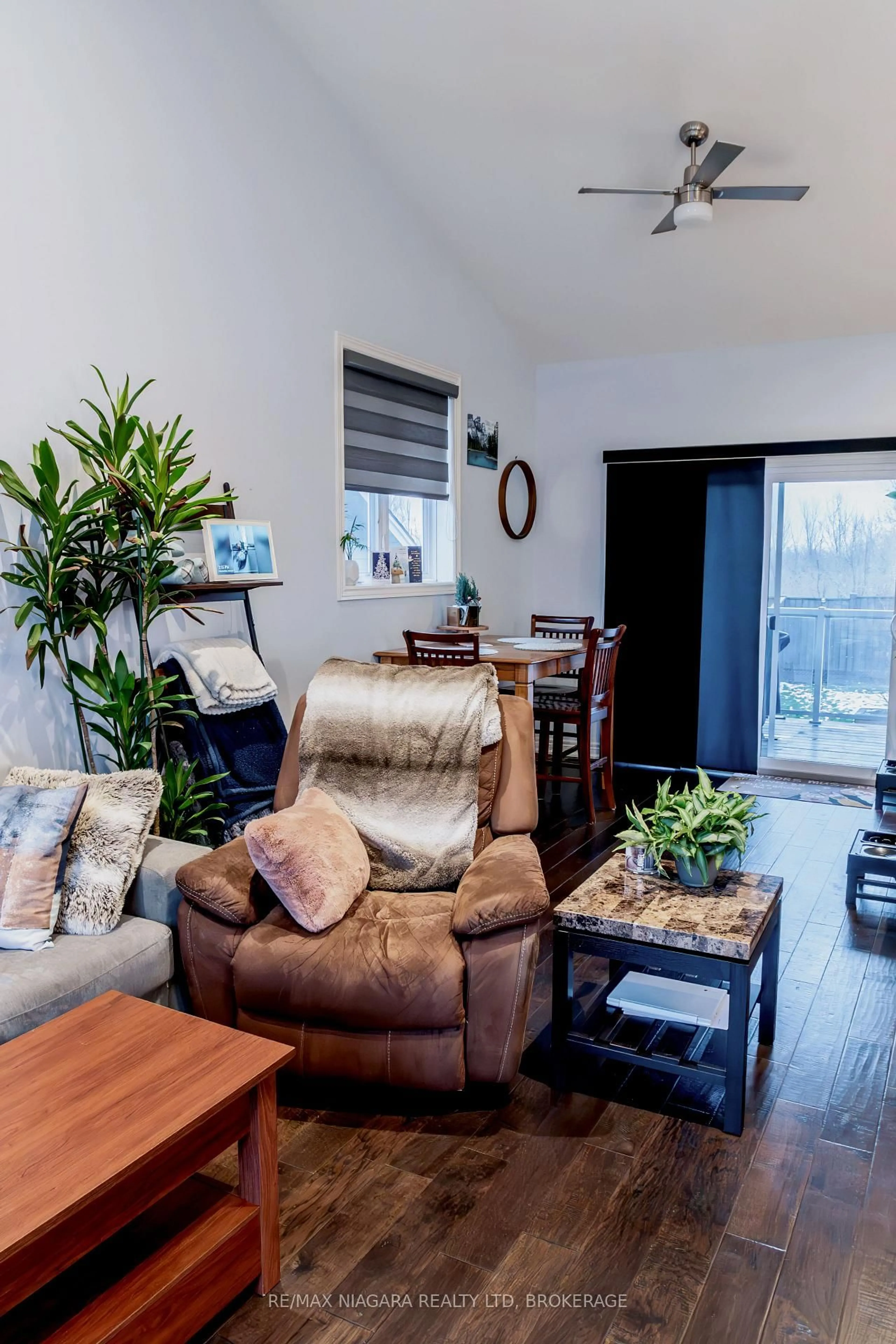 Living room with furniture, wood/laminate floor for 3597 Carver St, Fort Erie Ontario L0S 1S0