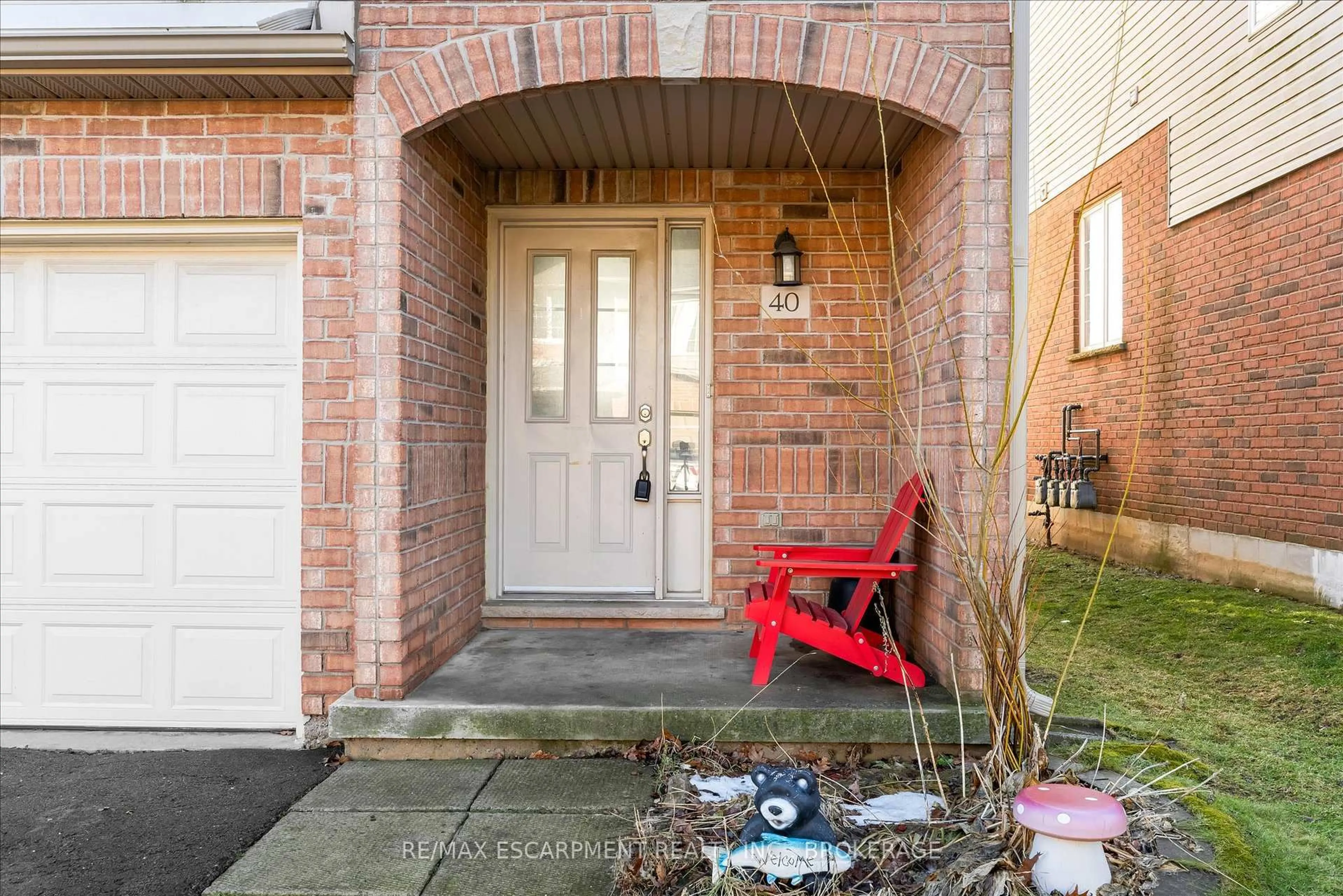 Indoor entryway for 800 Paramount Dr #40, Hamilton Ontario L8J 3V8