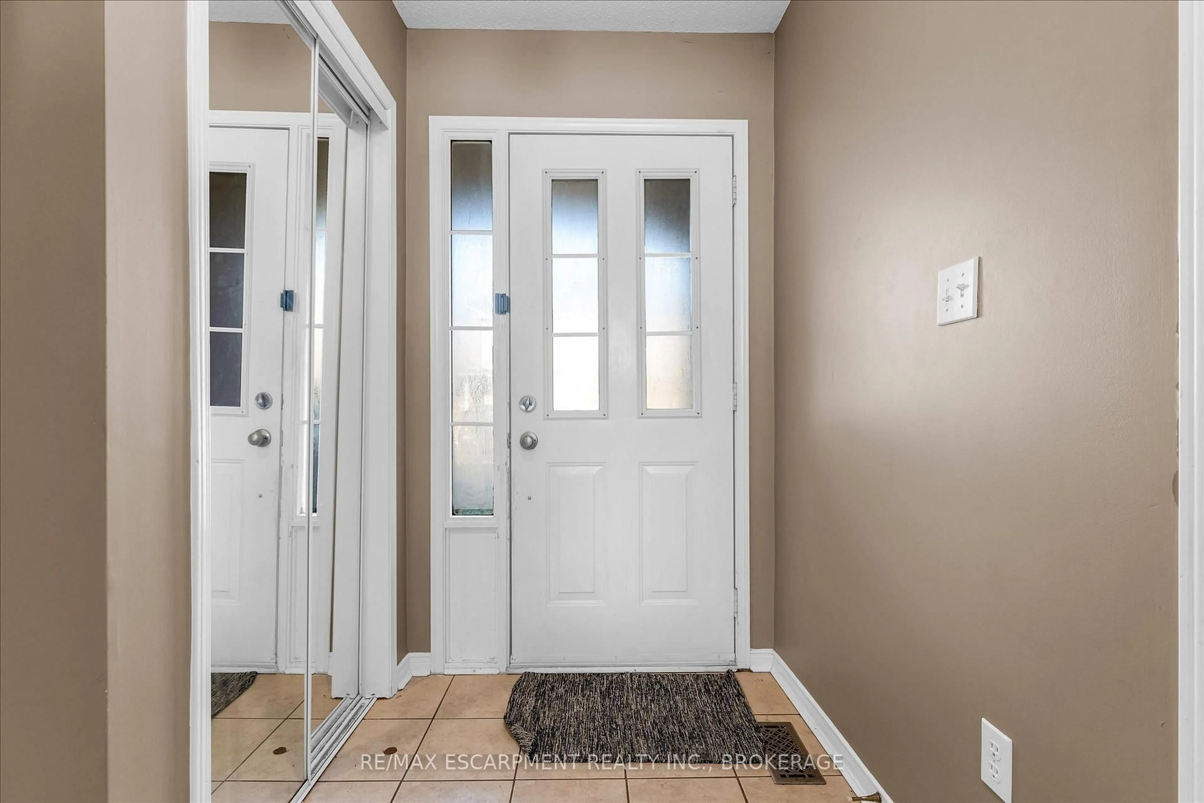 Indoor entryway for 800 Paramount Dr #40, Hamilton Ontario L8J 3V8