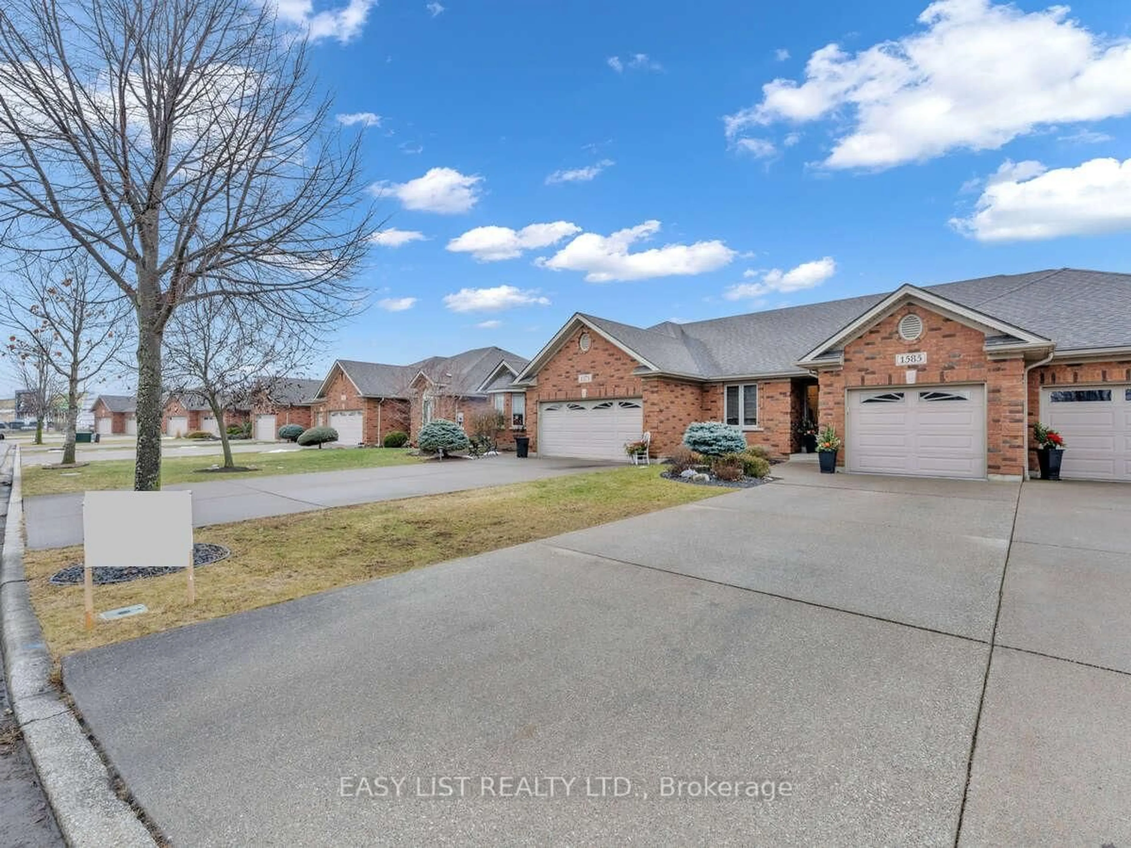 A pic from outside/outdoor area/front of a property/back of a property/a pic from drone, street for 1585 Skinner St, LaSalle Ontario N9H 0A5