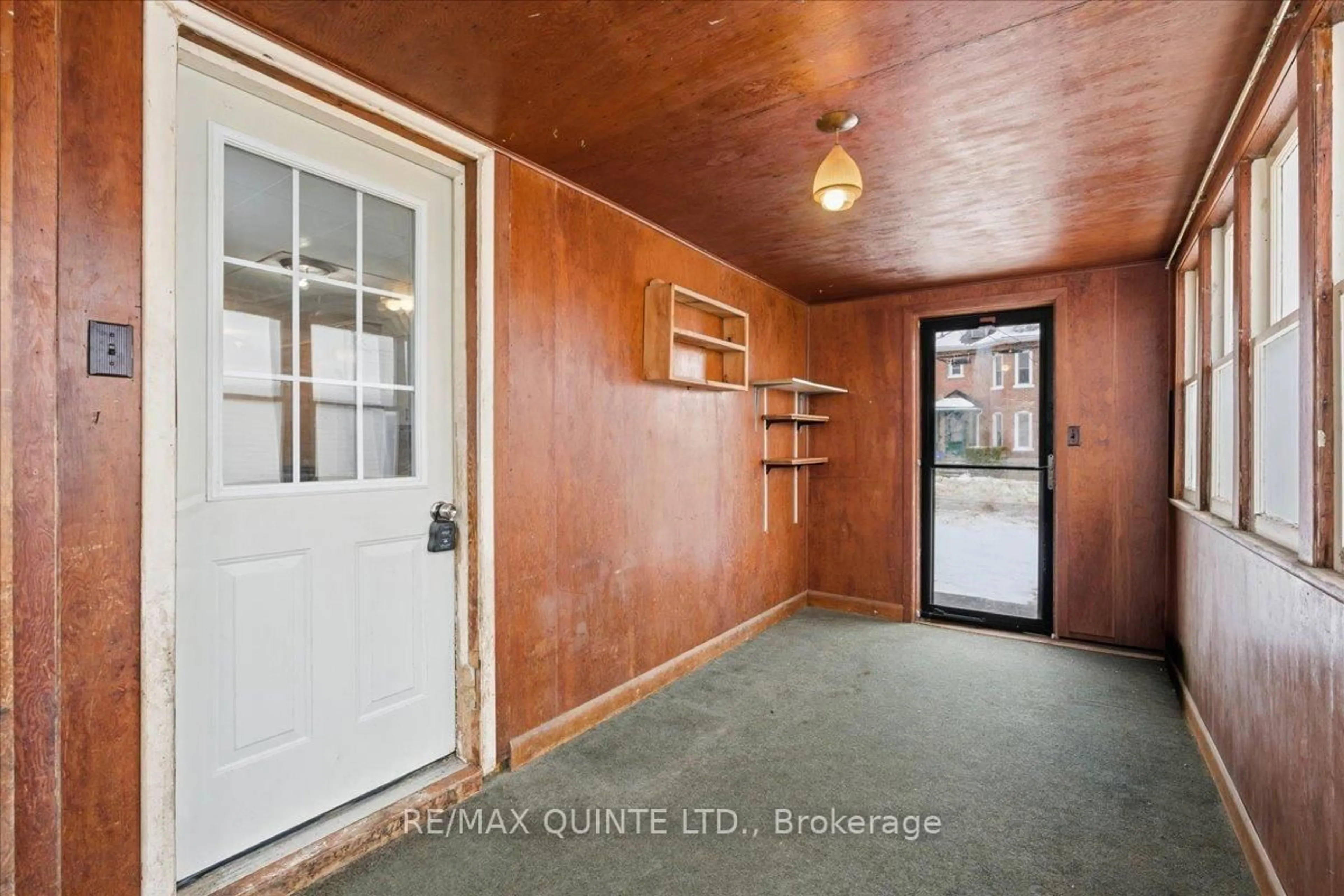 Indoor entryway for 80 St Charles St, Belleville Ontario K8P 2W4