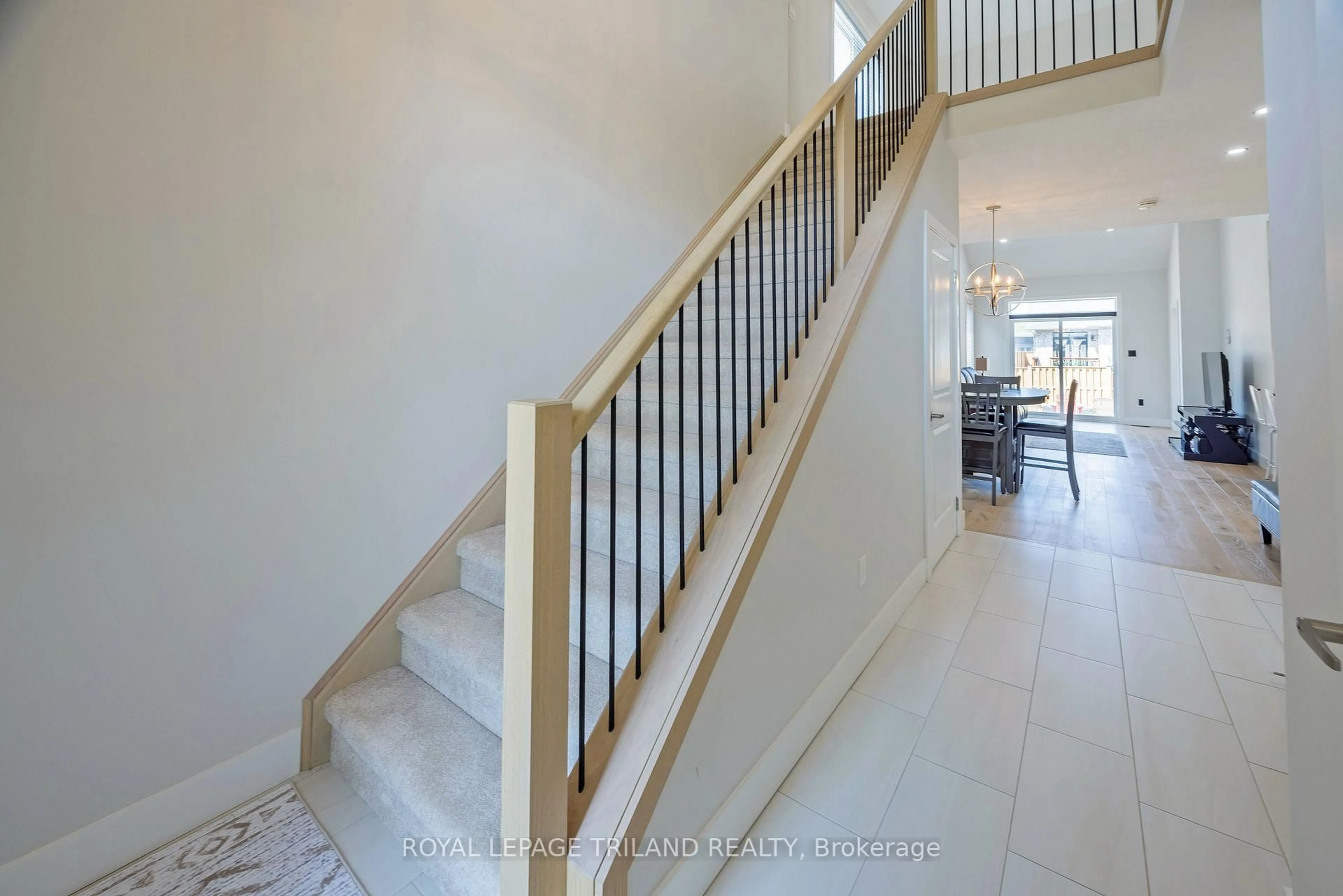 Indoor foyer for 2467 Irish Moss Rd, London South Ontario N6M 0A2