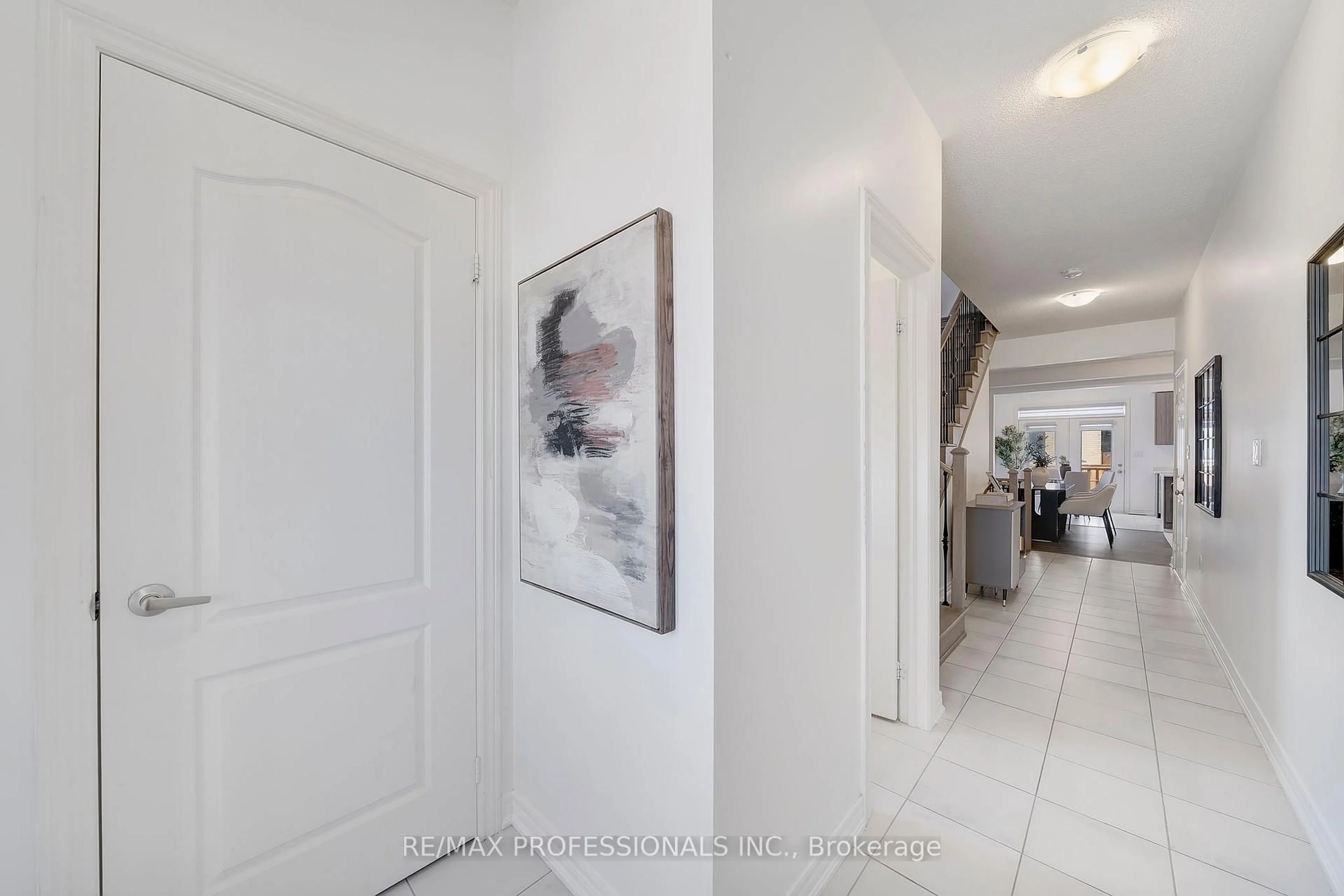 Indoor foyer for 7 Westfield Cres, Hamilton Ontario L8B 1Y1