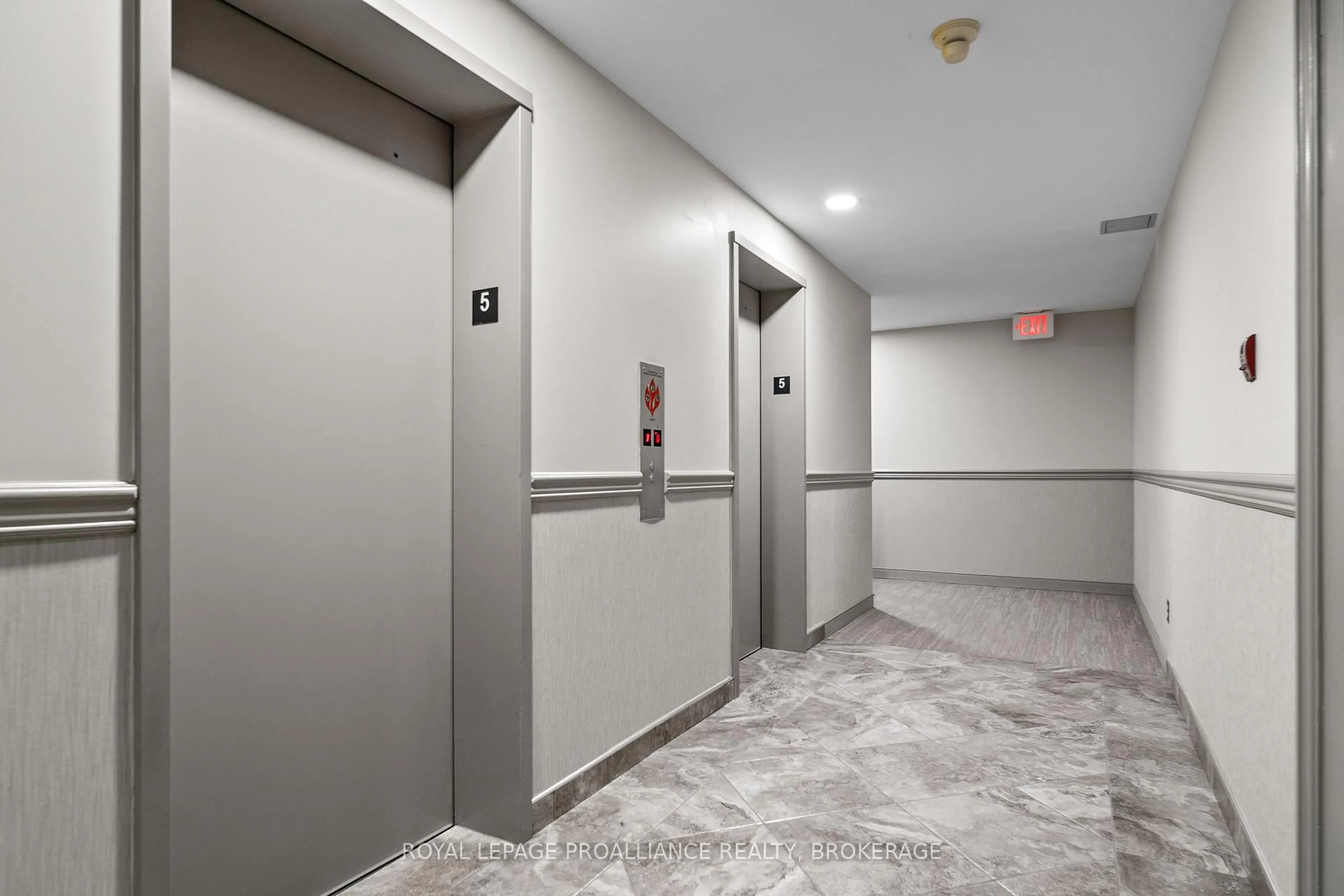 Indoor foyer for 66 Greenview Dr #510, Kingston Ontario K7M 7C5