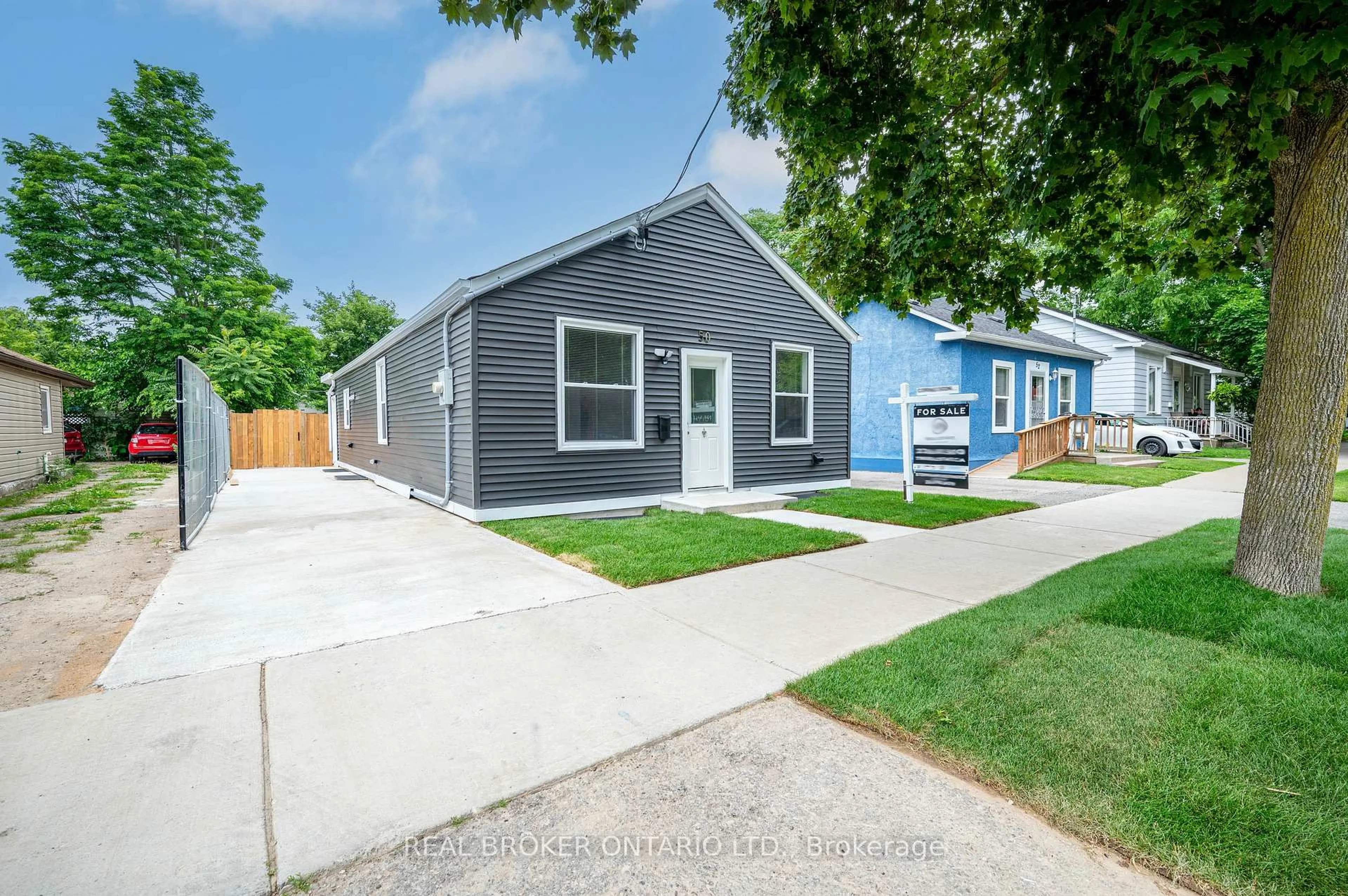 Home with vinyl exterior material, street for 50 Pearl St, Brantford Ontario N3T 3N6