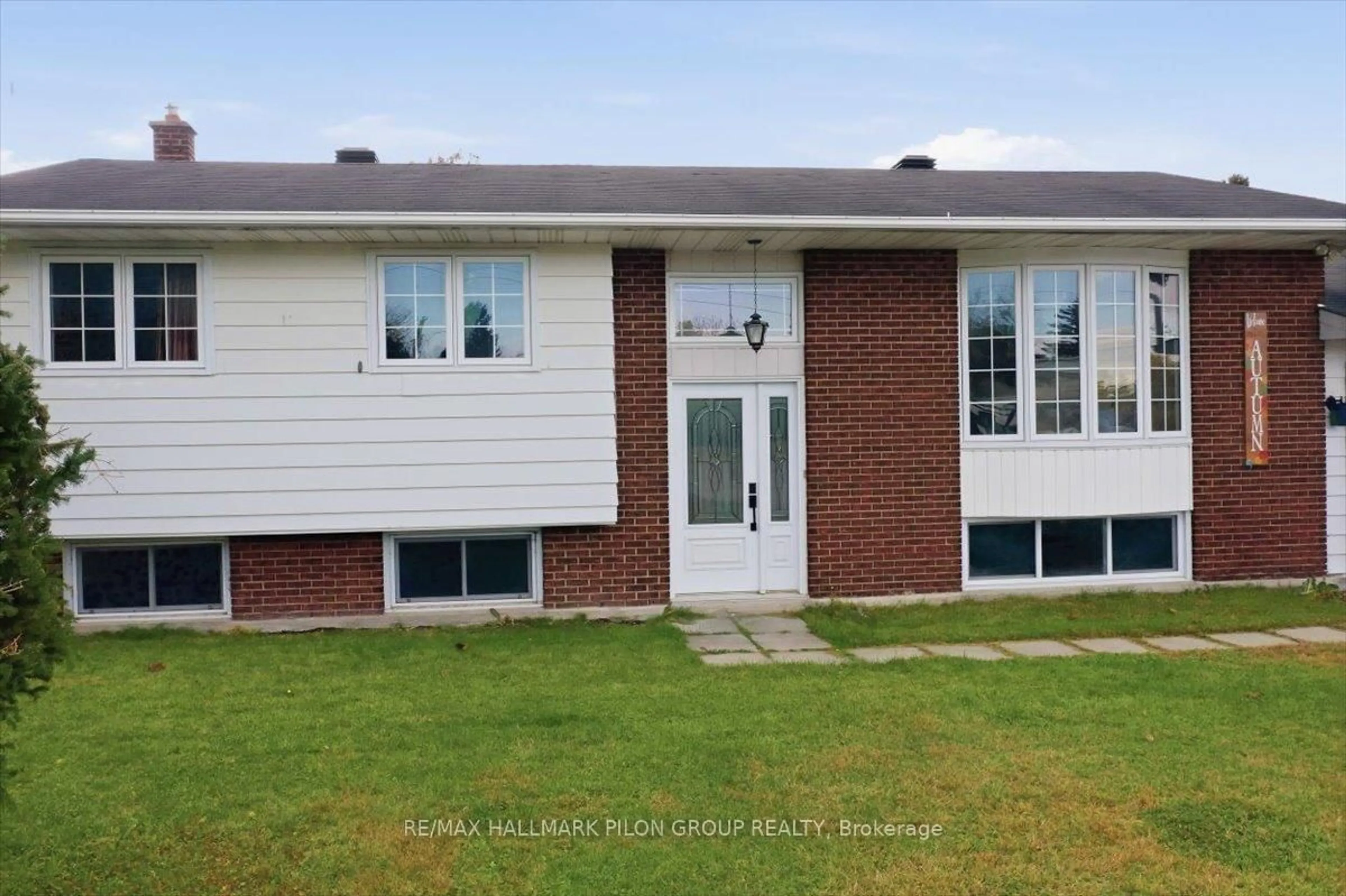 Home with vinyl exterior material, unknown for 2620 Denise Ave, Ottawa Ontario K4B 1J8