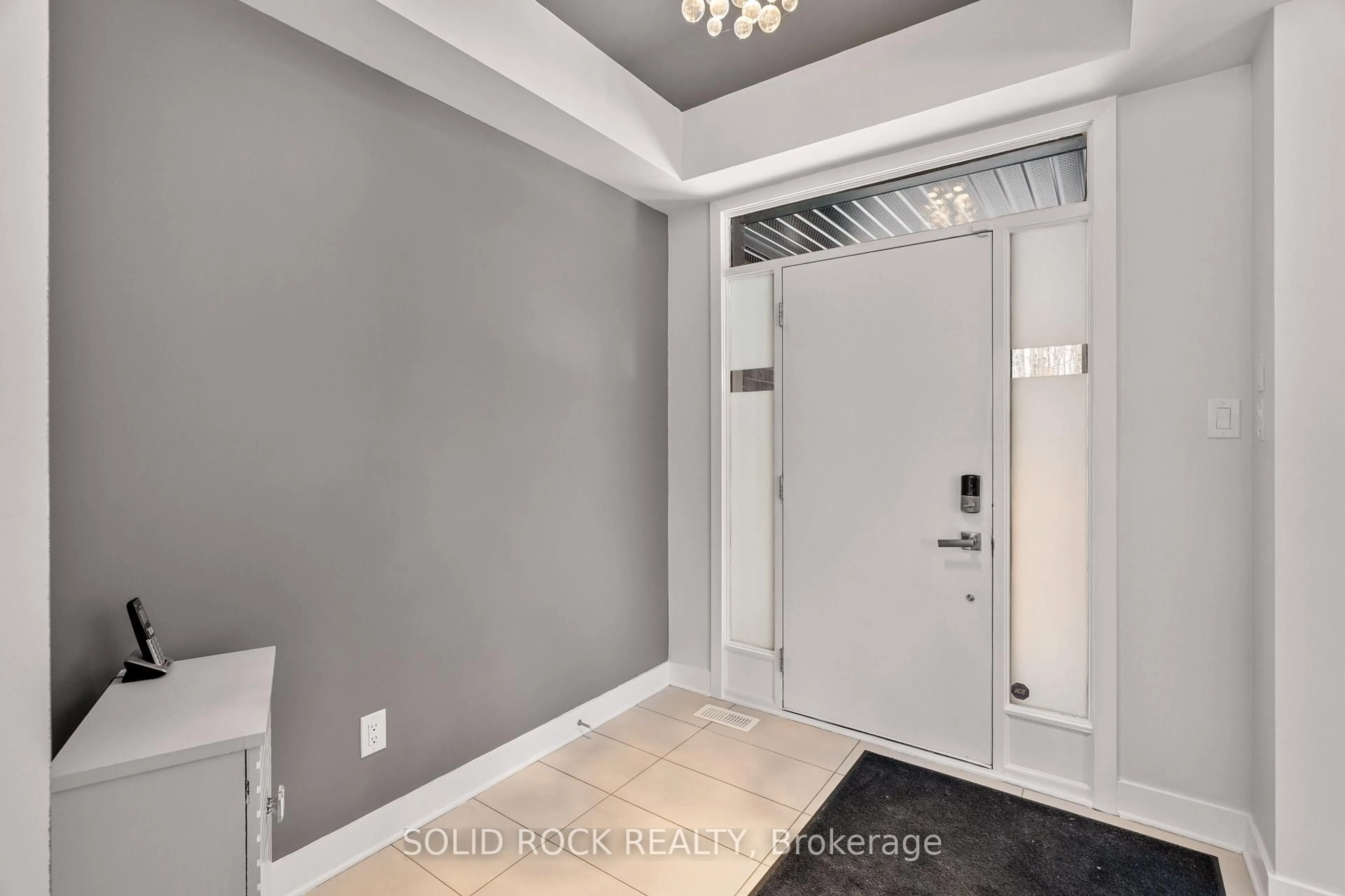 Indoor entryway for 242 Shinleaf Cres, Ottawa Ontario K1W 0J2